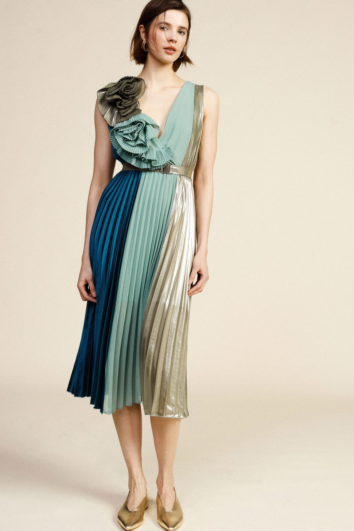 Robe midi plissée asymétrique fleur appliquée – Dixie