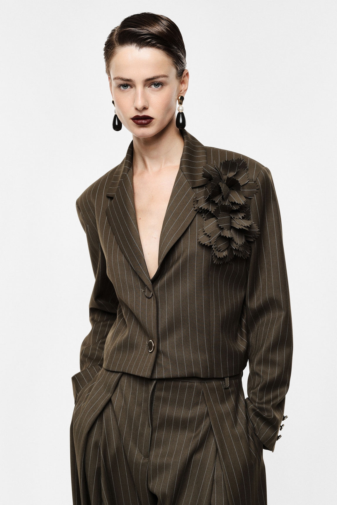Blazer court rayé à broches florales kaki – Imperial Femme