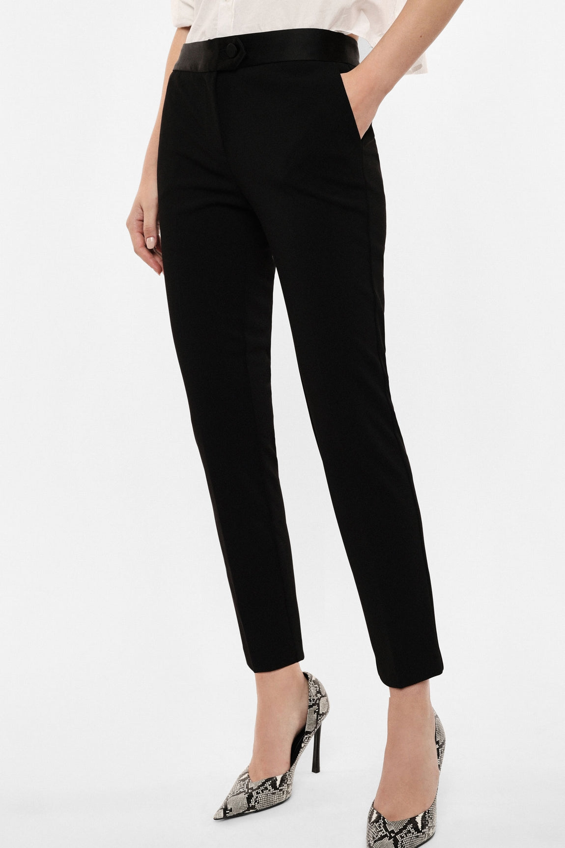 Pantalon de smoking cigarette noir Imperial Femme, détail du boutonnage satin sur patte