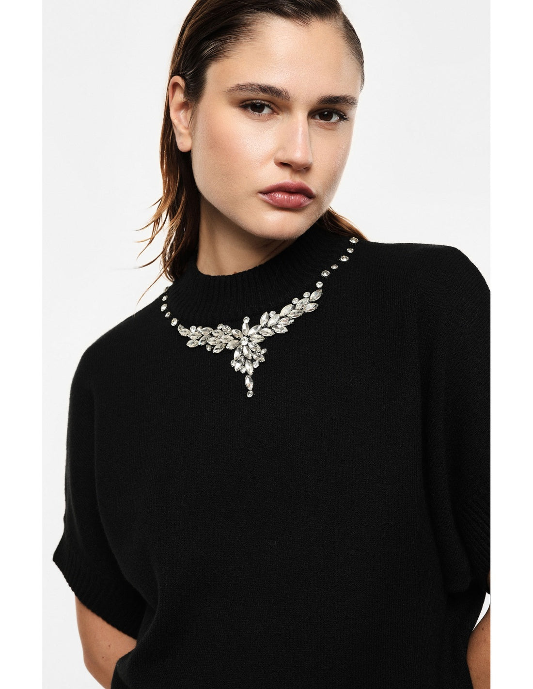 Pull col montant collier de strass noir Imperial vue portée de profil