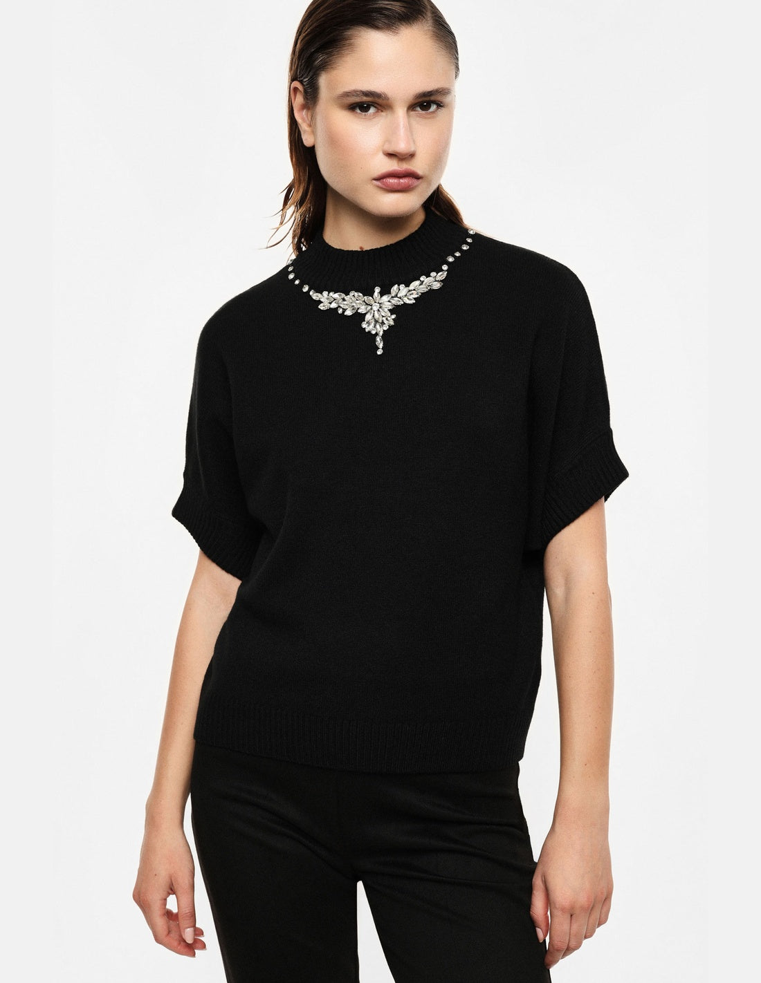 Pull col montant collier de strass noir Imperial vue portée de face