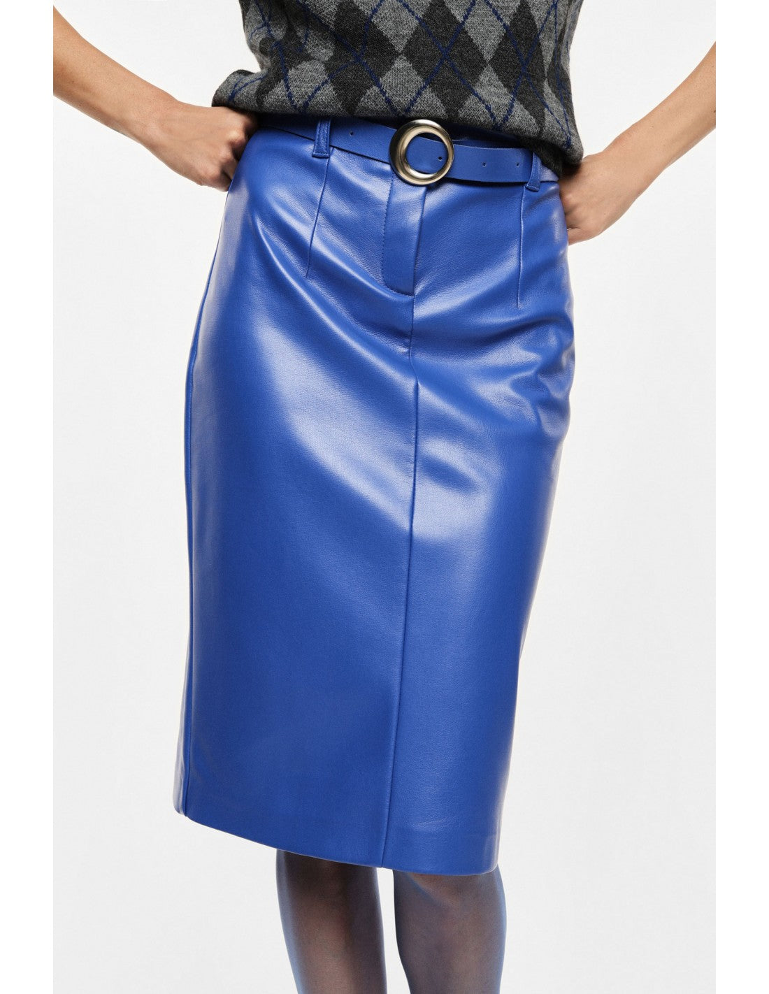 Jupe mi-longue en éco-cuir bleu électrique, détail de la boucle ronde métallique