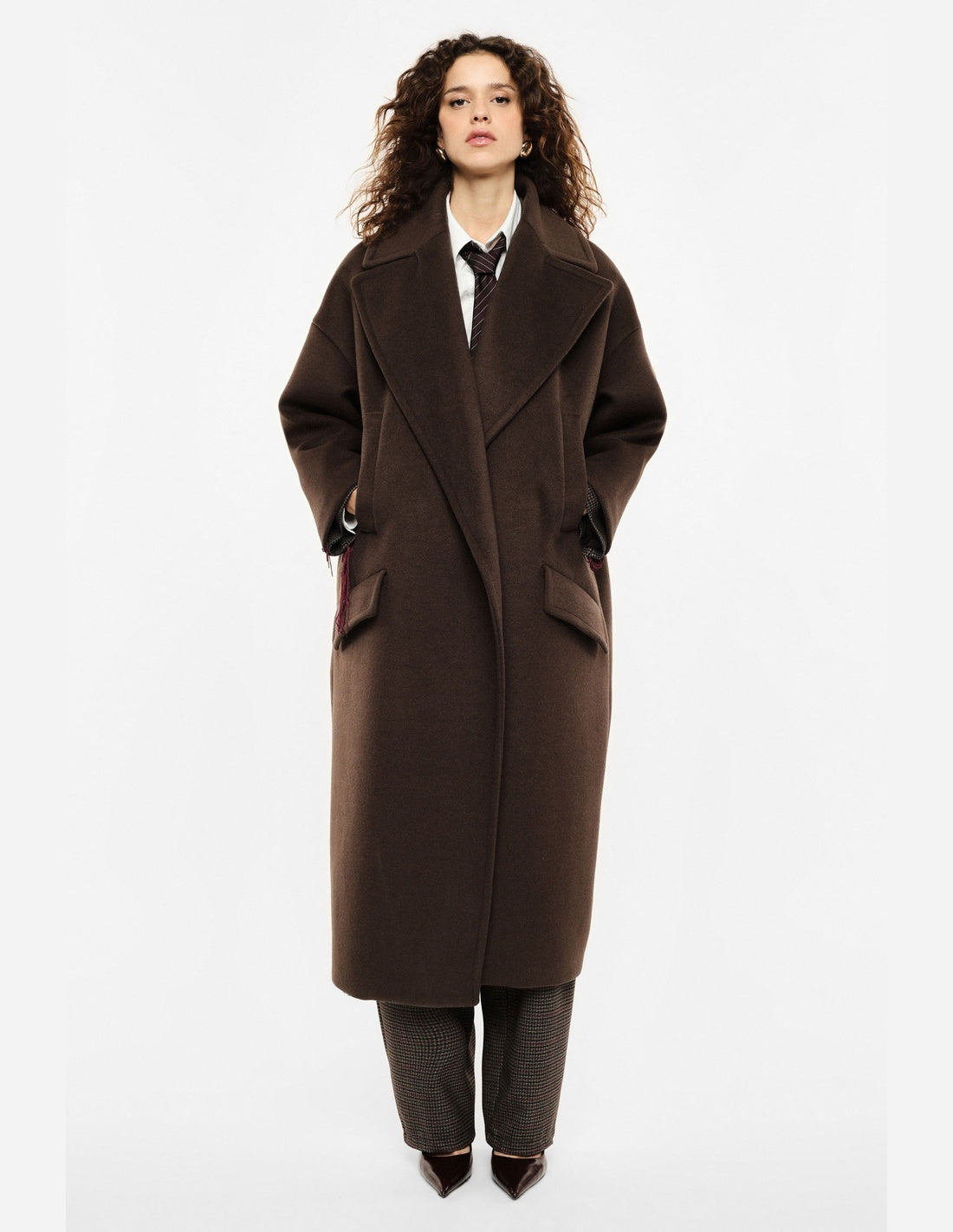 Manteau long oversize à larges revers marron porté ouvert – Imperial
