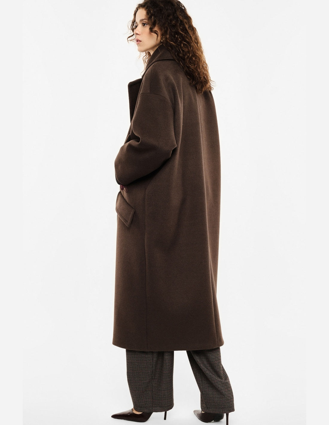 Manteau long oversize à larges revers marron porté, profil – Imperial