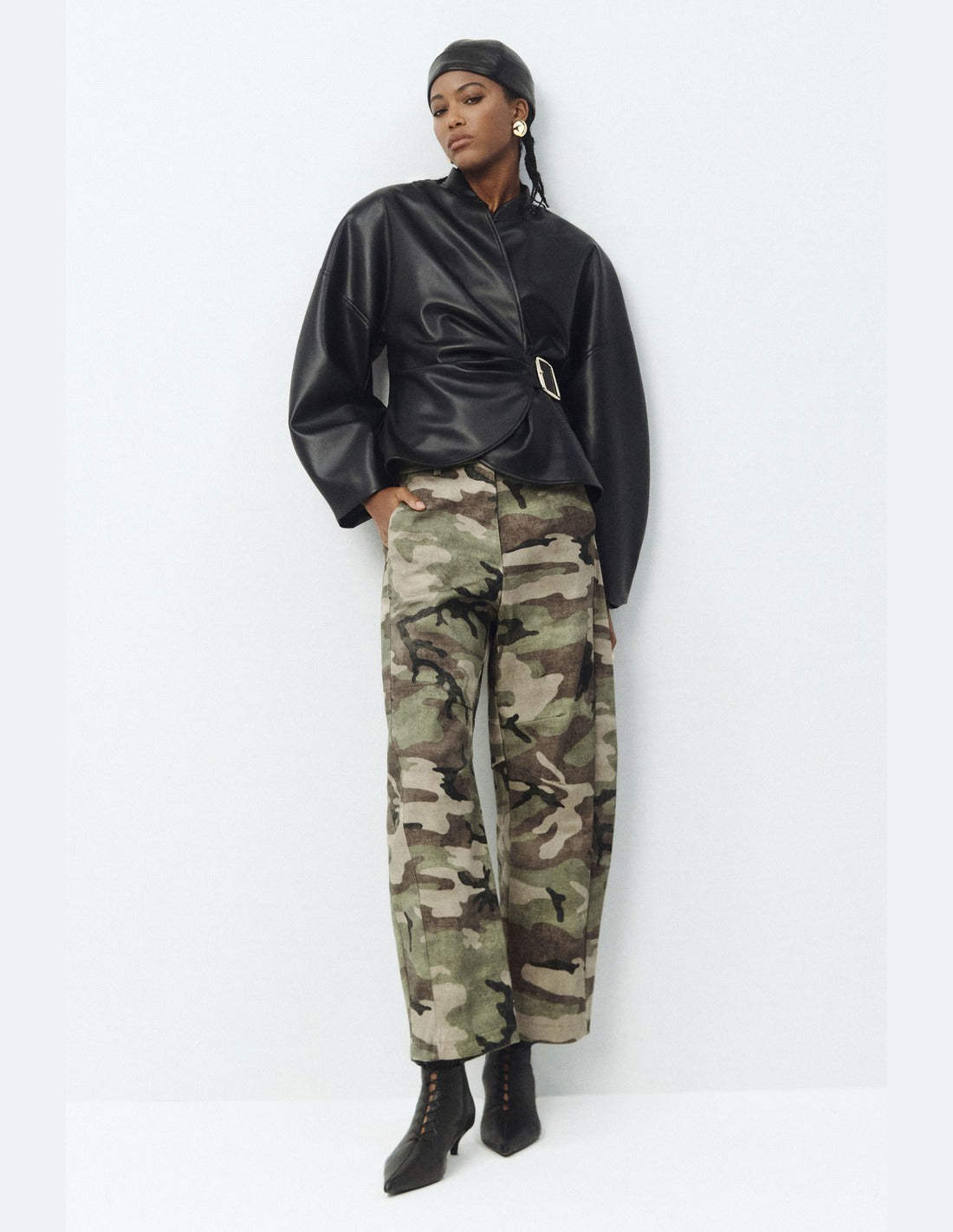 Pantalon barrel en sergé camouflage kaki et beige porté avec une veste en cuir – Imperial
