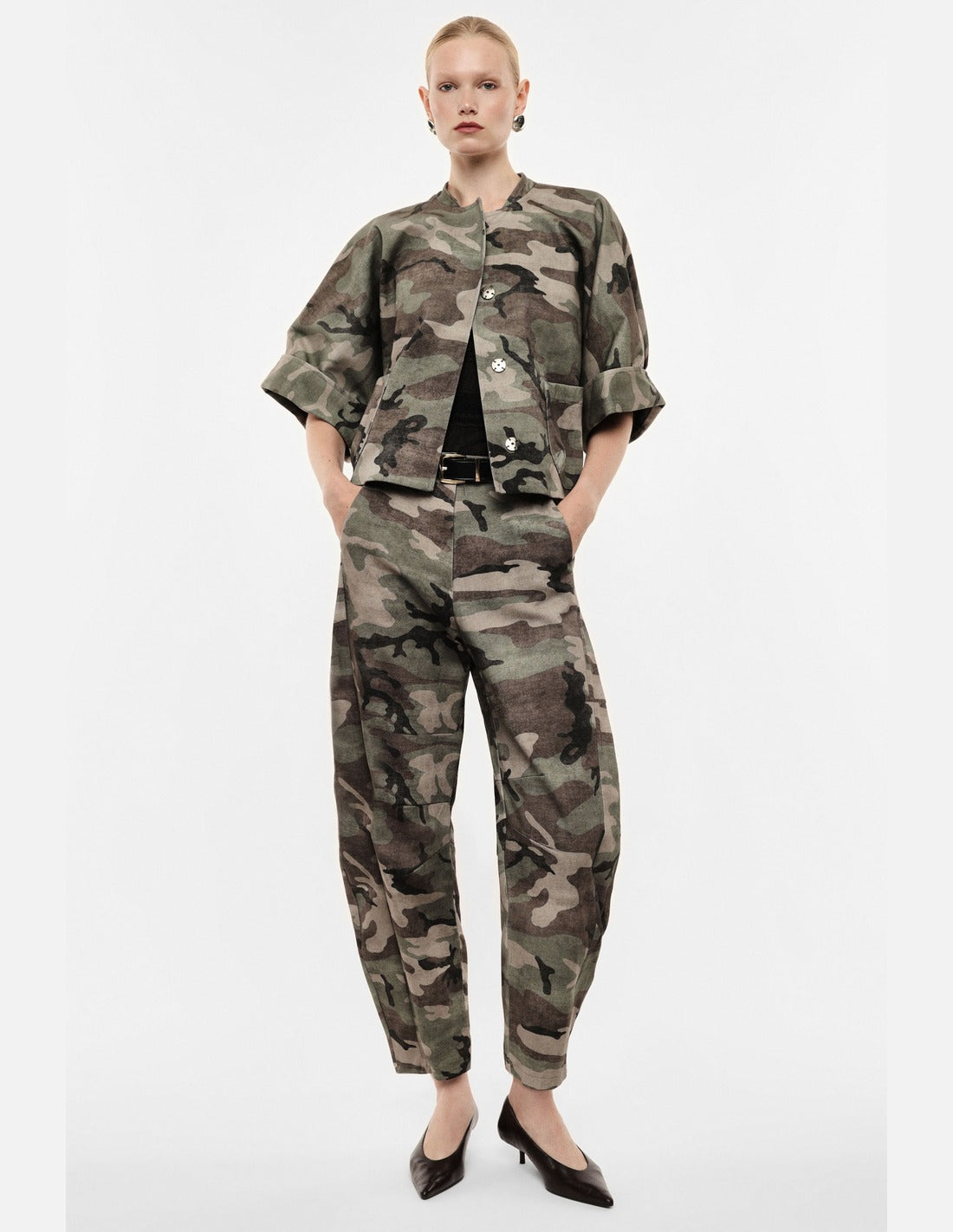 Pantalon barrel en sergé camouflage kaki et beige porté – Imperial