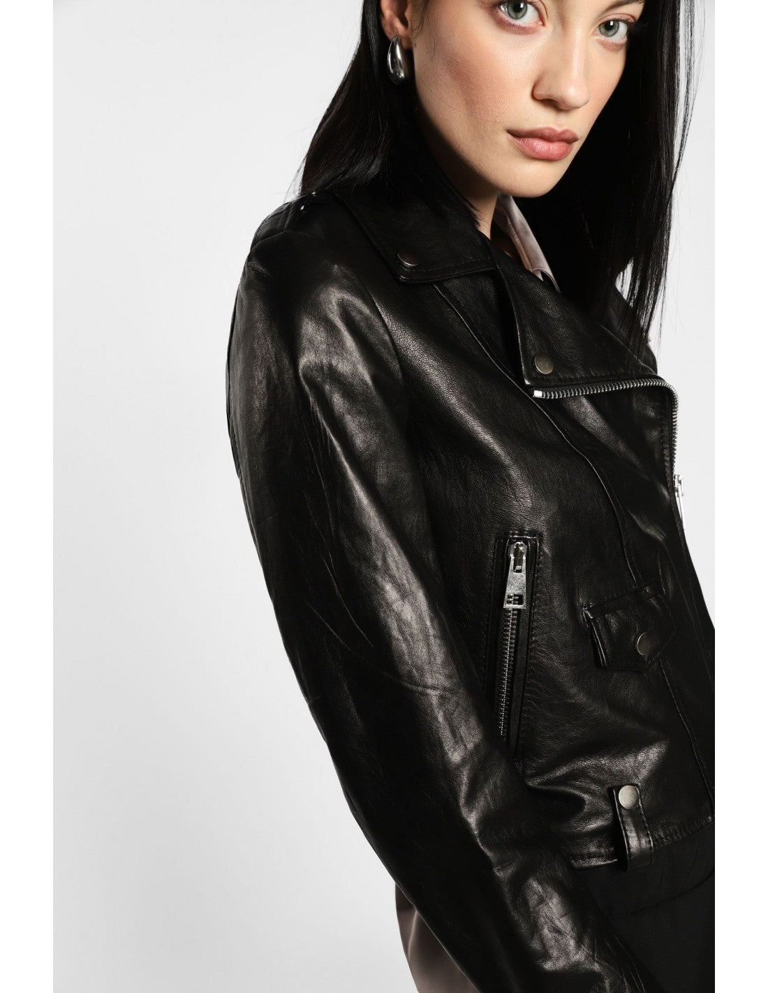 Perfecto court en cuir d'agneau noir, détail du zip asymétrique