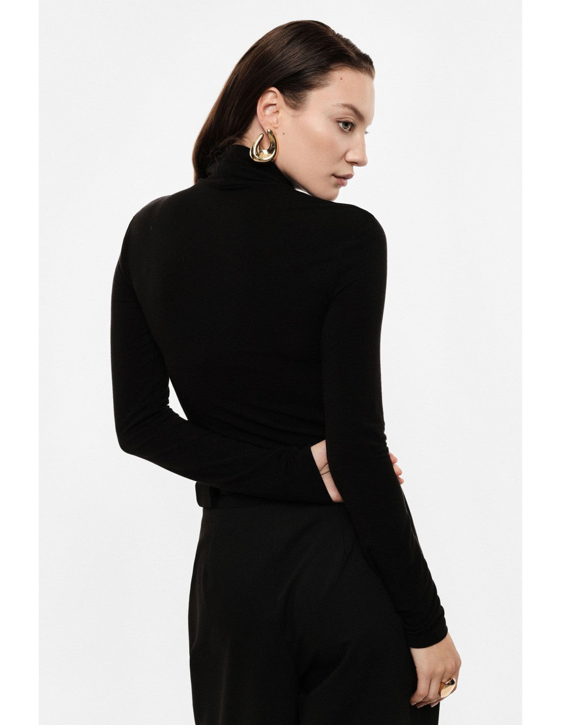 Sous-pull col roulé en laine et lyocell noir, porté de dos