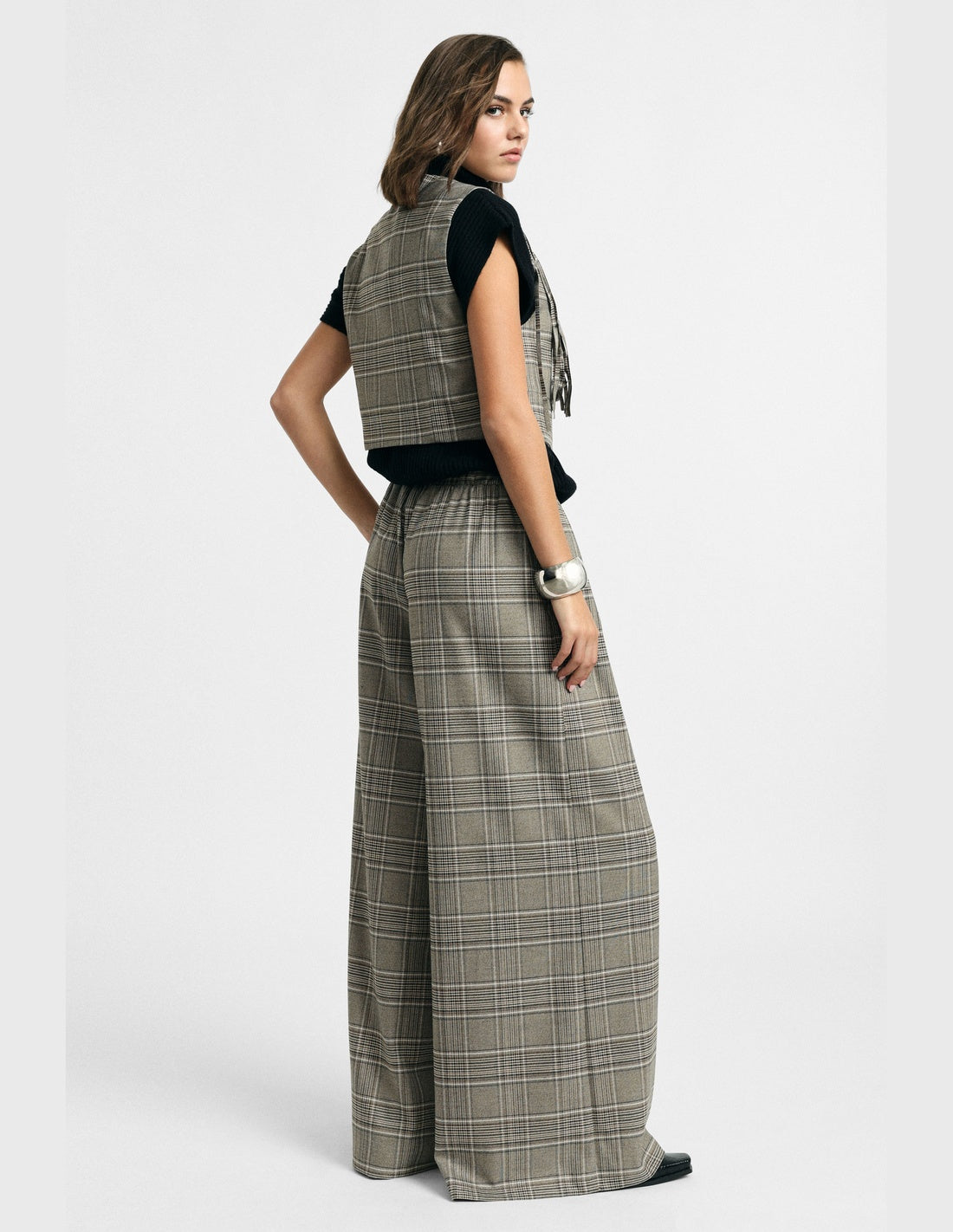 Pantalon palazzo à carreaux plis devant beige et chocolat Please vue portée de dos