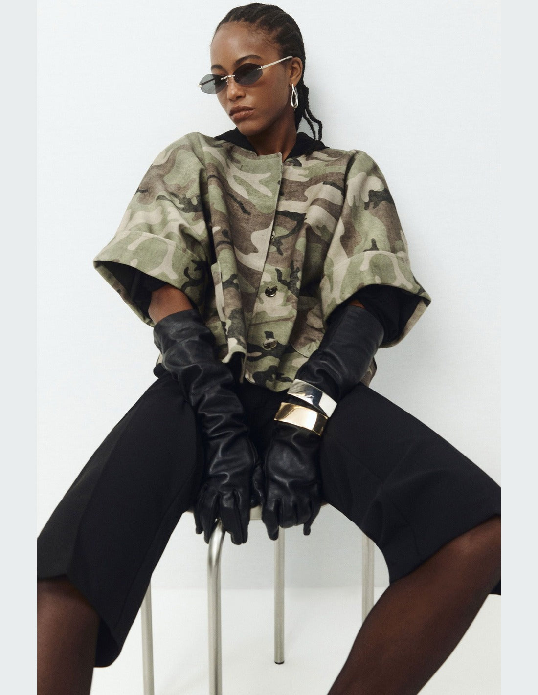 Veste courte boxy en sergé camouflage kaki et beige portée avec un pantalon noir – Imperial