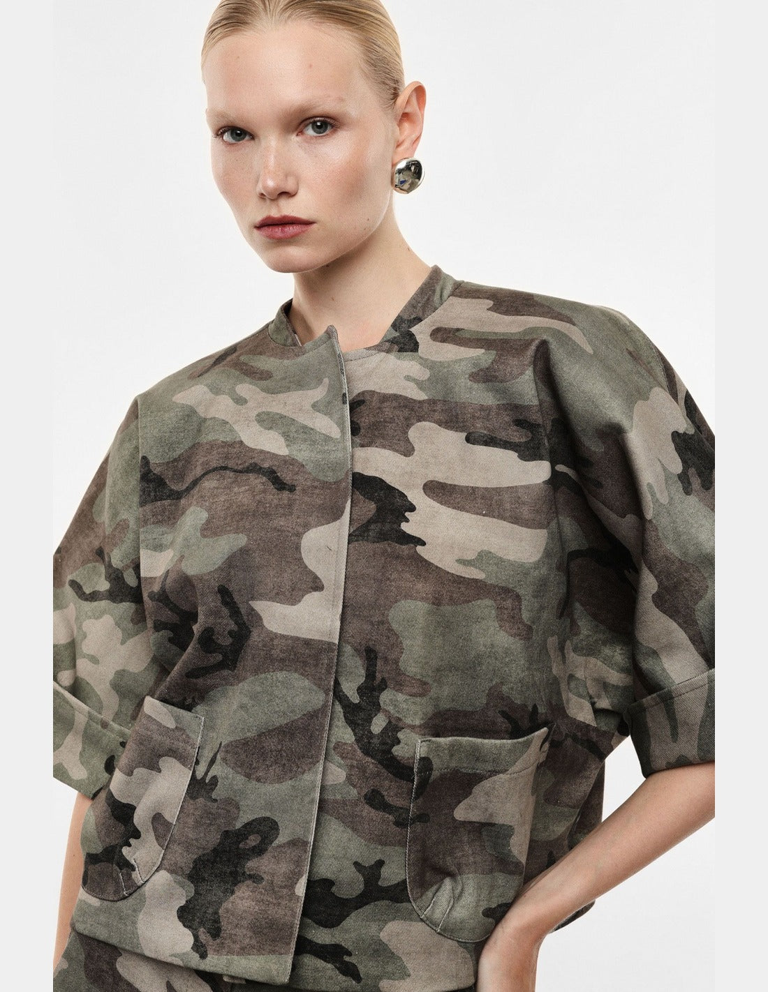 Veste courte boxy en sergé camouflage kaki et beige portée, détail du col et des poches – Imperial