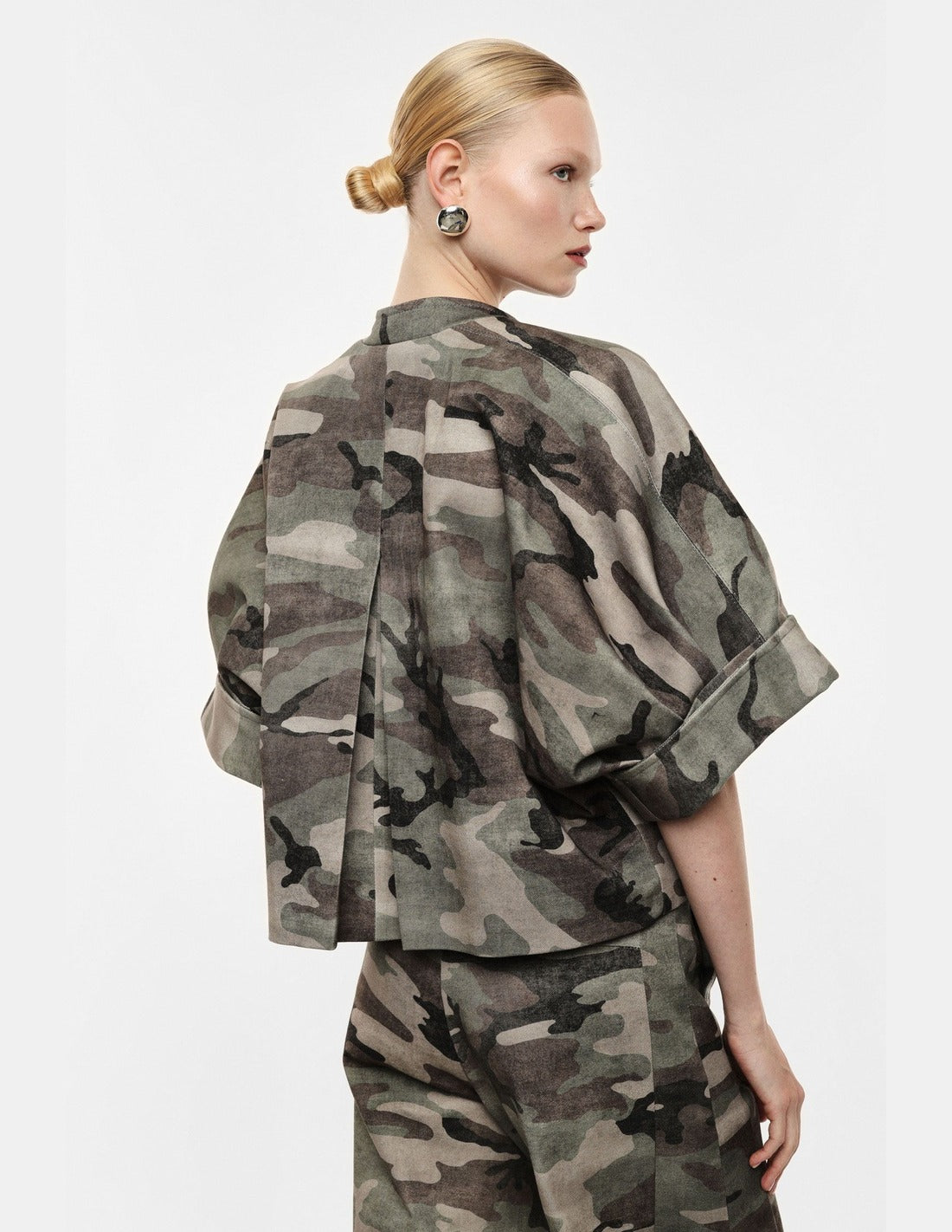 Veste courte boxy en sergé camouflage kaki et beige portée, vue de dos – Imperial