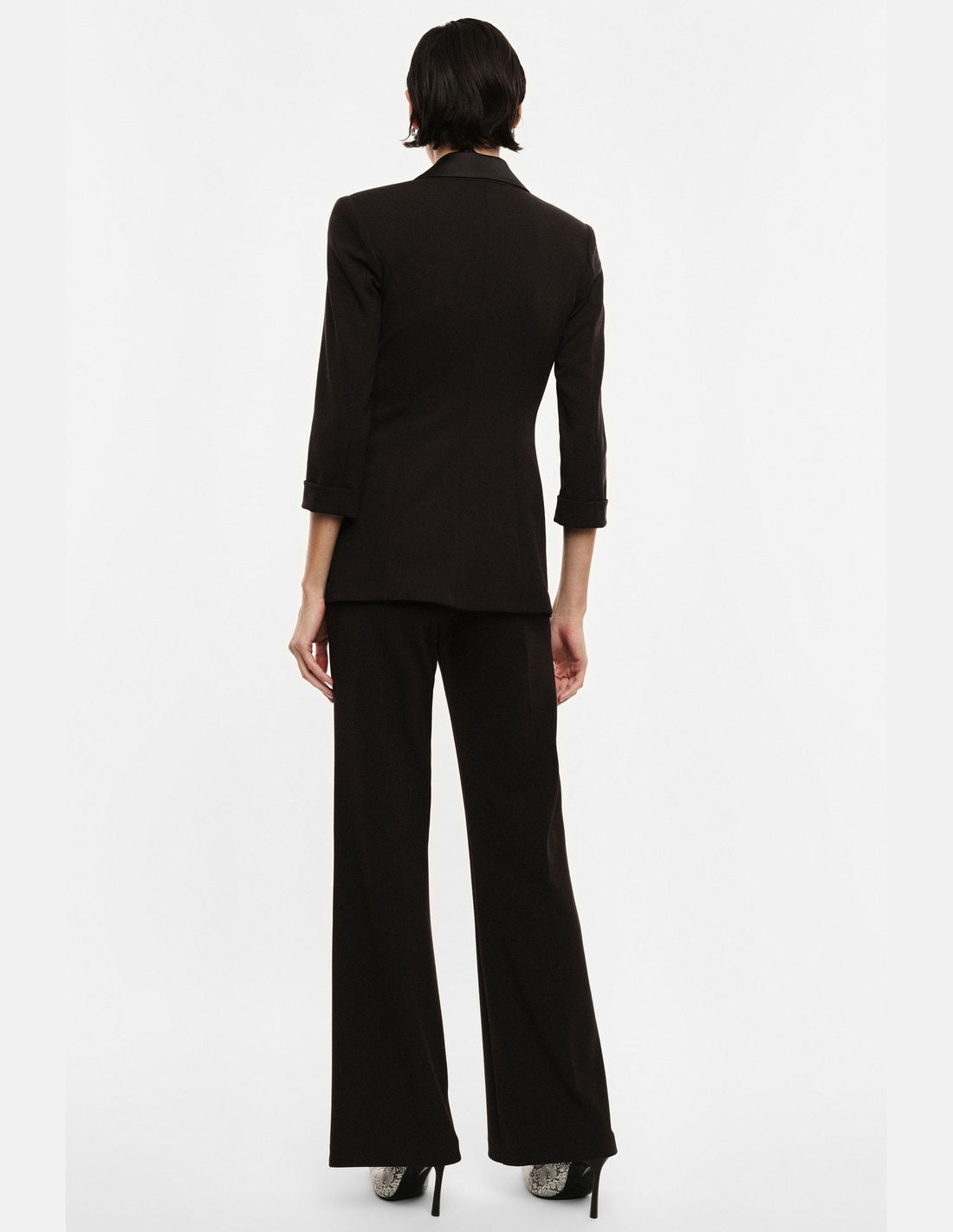Pantalon de smoking flare finition satin marron Imperial vue portée de dos