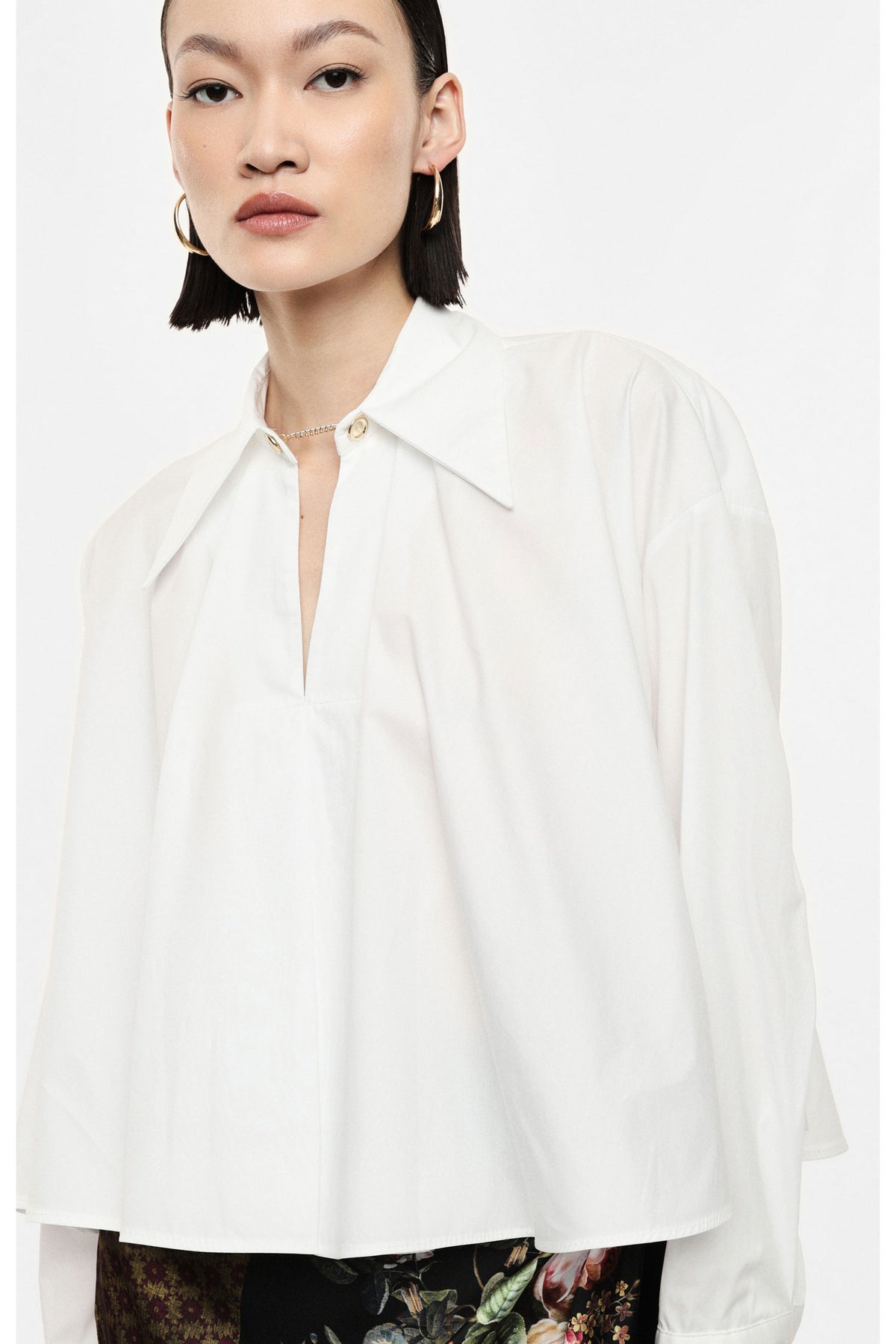 Chemise courte ample en coton à maxi poignets blanche – Femme