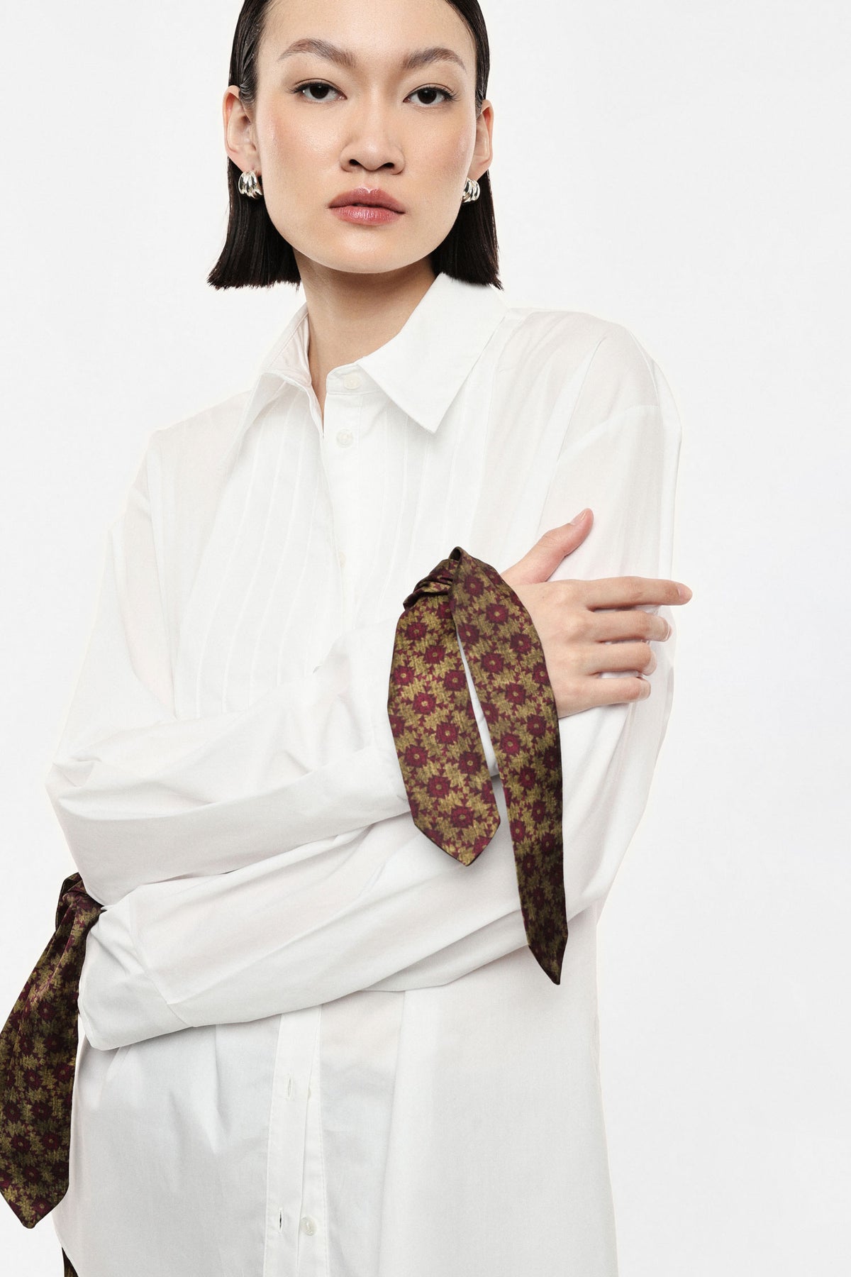 Chemise longue à plastron plissé et liens aux poignets blanche – Femme