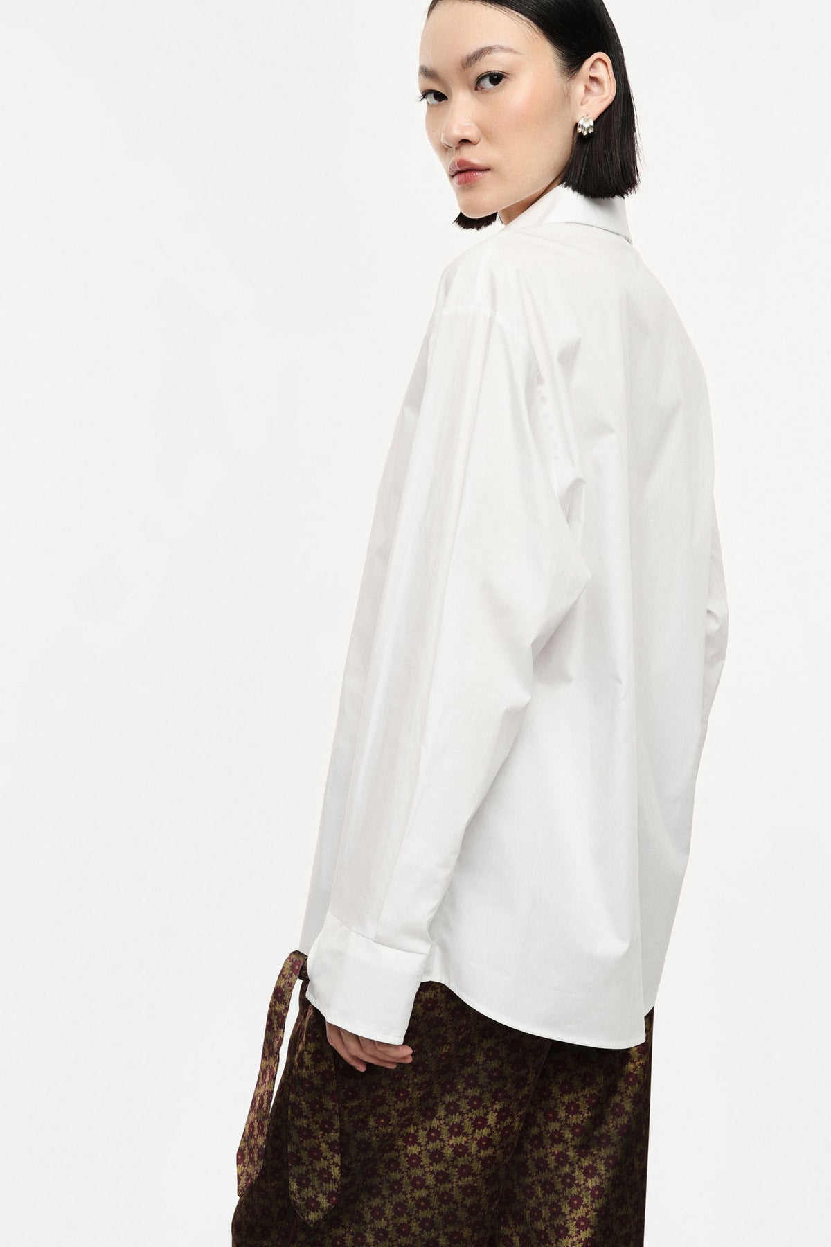 Chemise longue à plastron plissé et liens aux poignets blanche – Femme