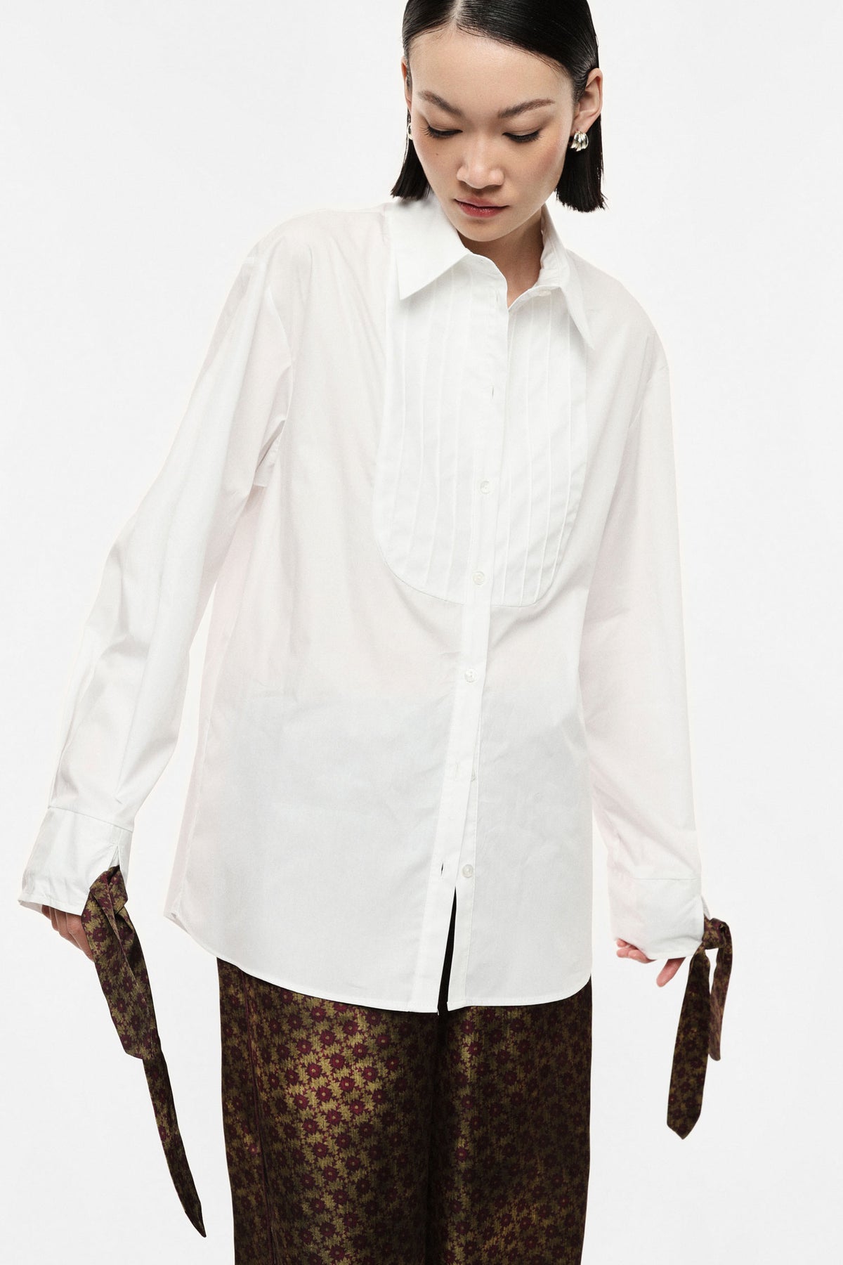Chemise longue à plastron plissé et liens aux poignets blanche – Femme
