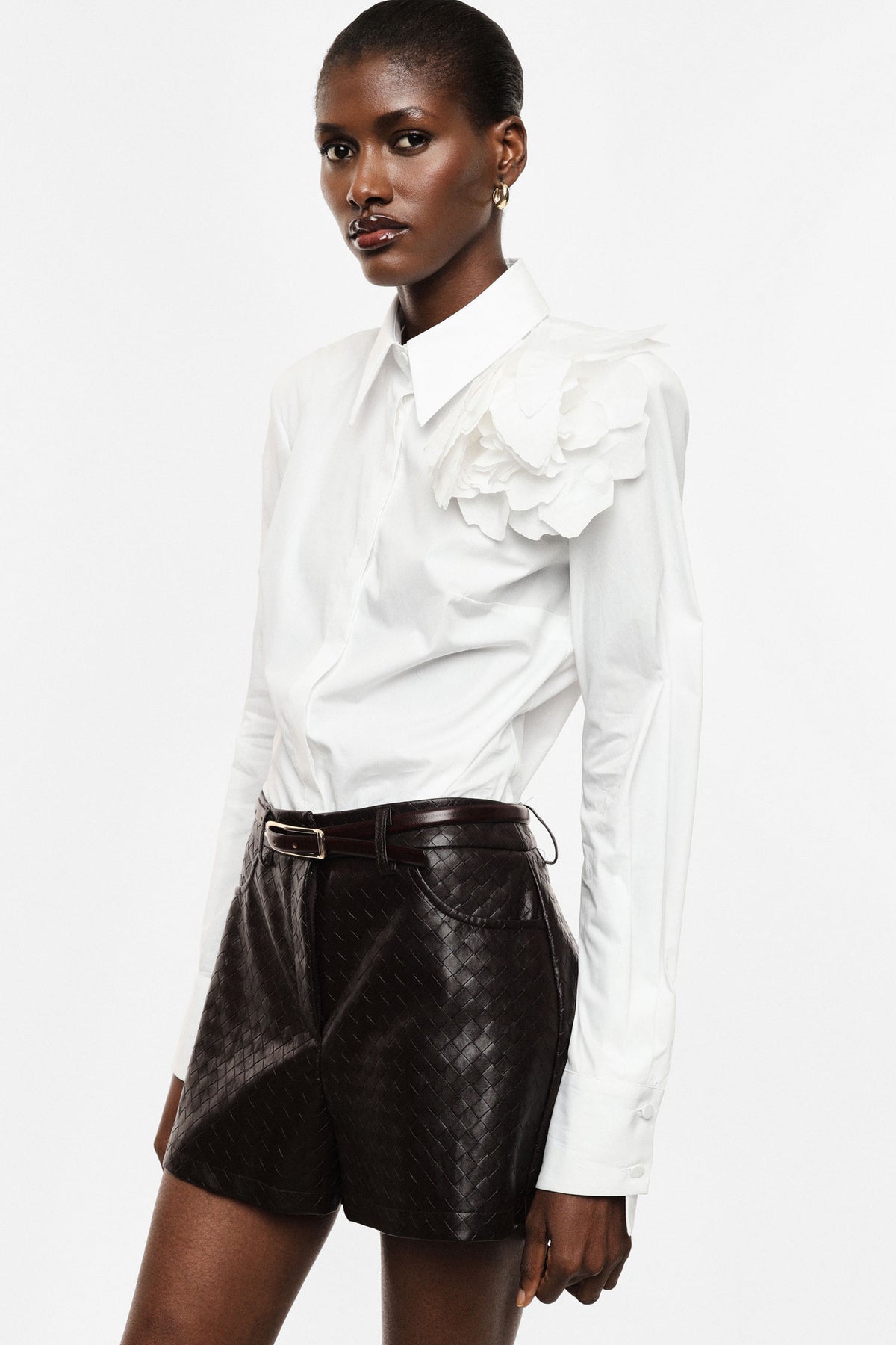 Chemise col classique à fleur en relief blanche – Femme