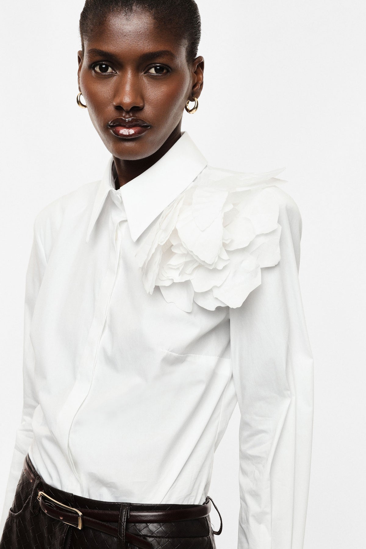 Chemise col classique à fleur en relief blanche – Femme