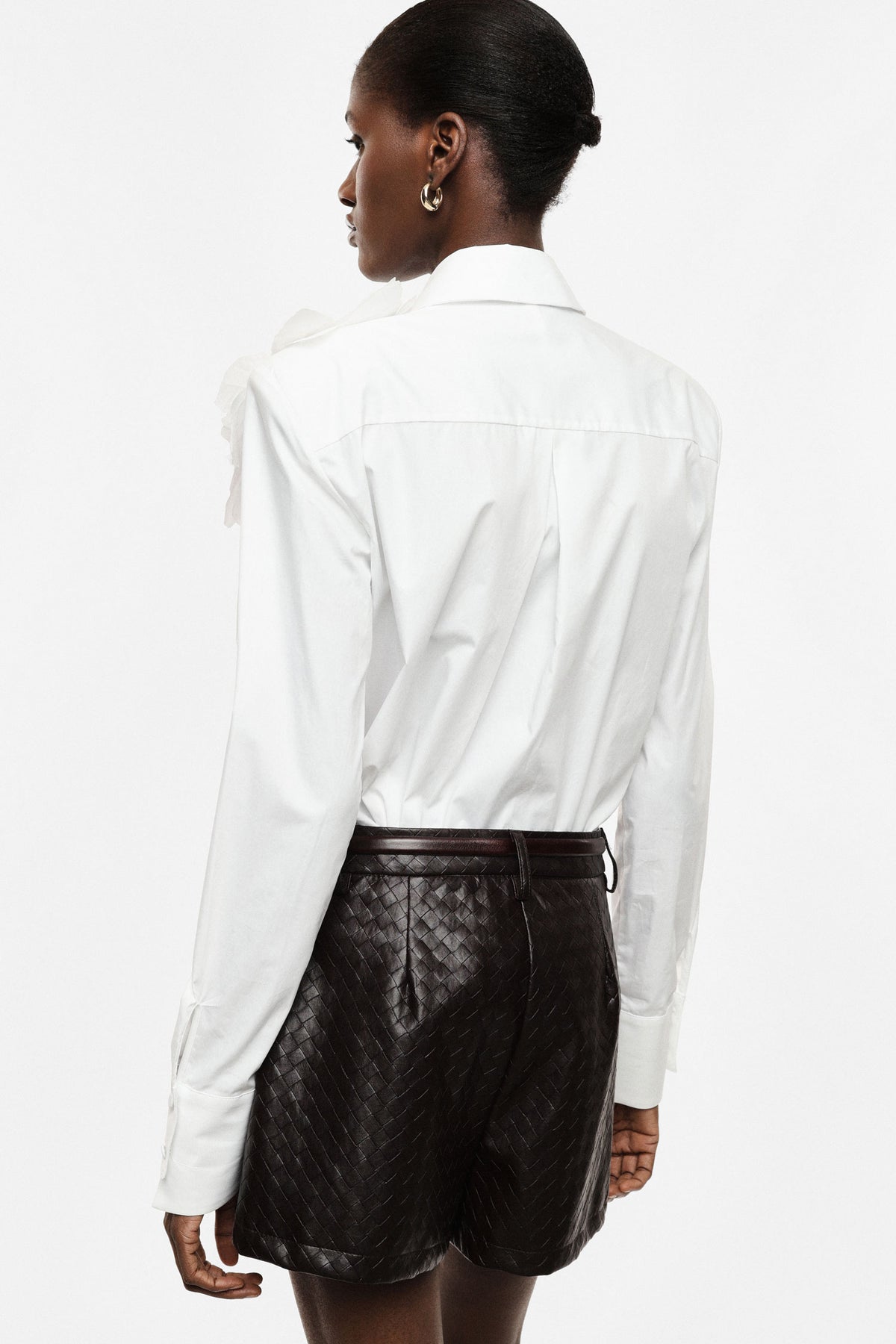 Chemise col classique à fleur en relief blanche – Femme
