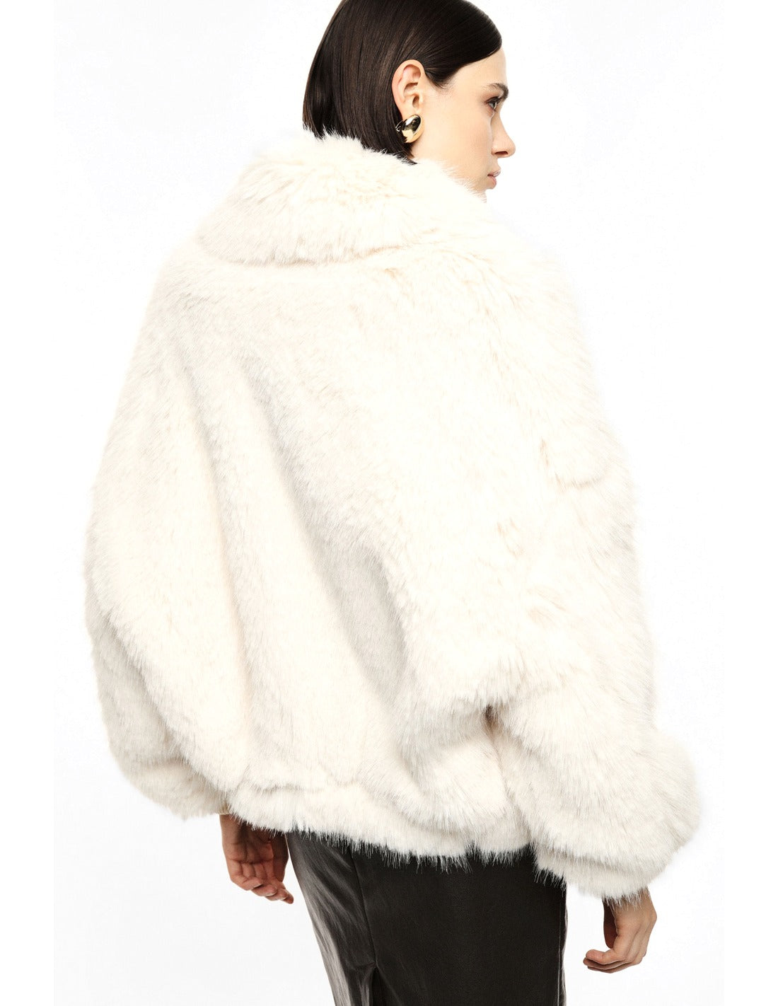 Veste courte en fausse fourrure à grand col écrue portée, dos – Imperial