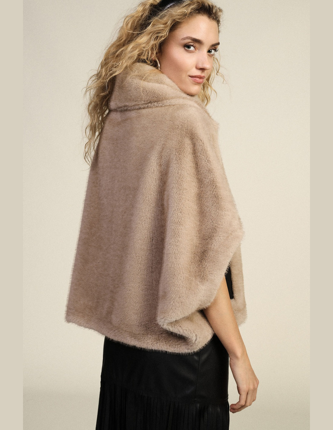 Blouson court en fausse fourrure zippé beige – Dixie vue portée de dos