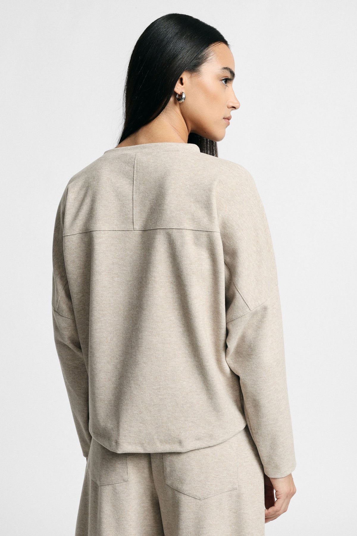 Sweatshirt col rond à cœurs brodés beige – Please