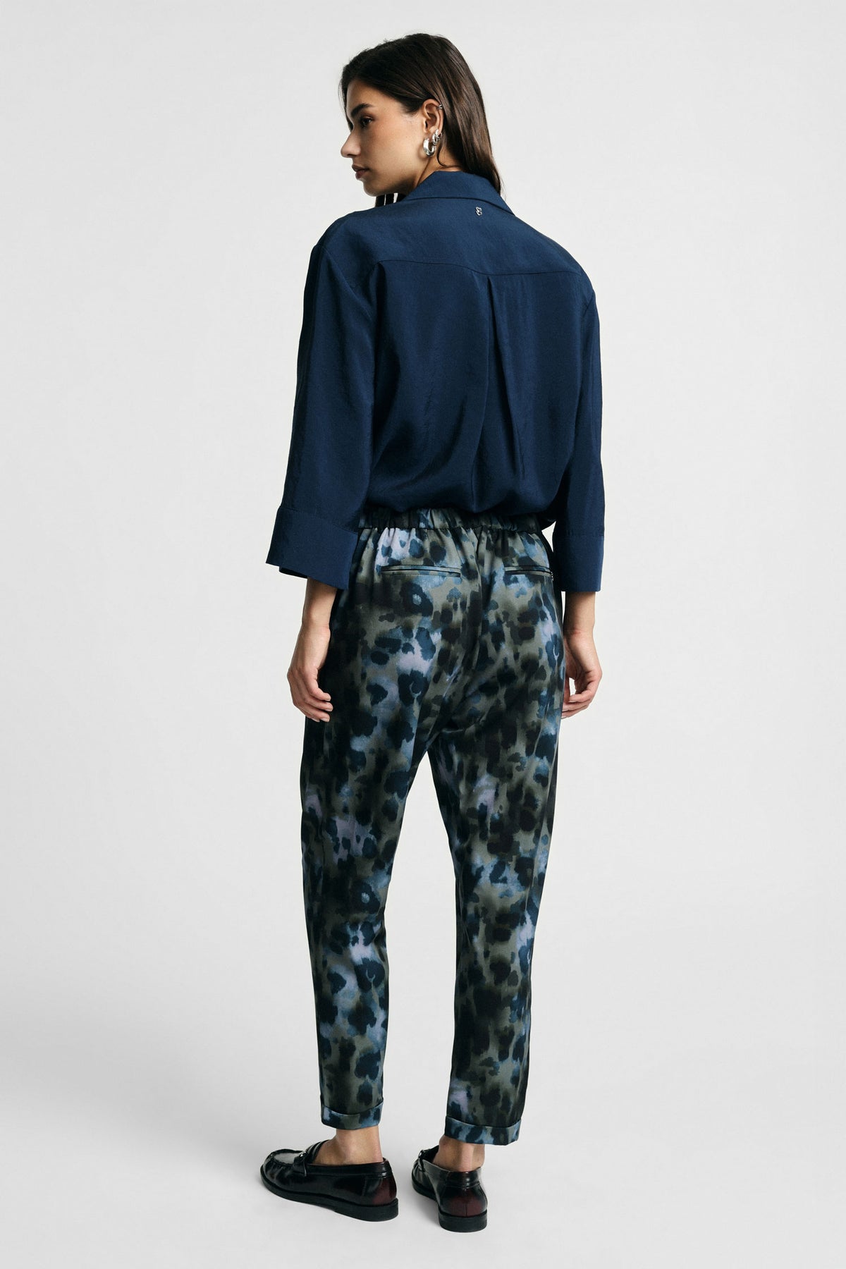Pantalon carotte en crêpe bleu marine – Please