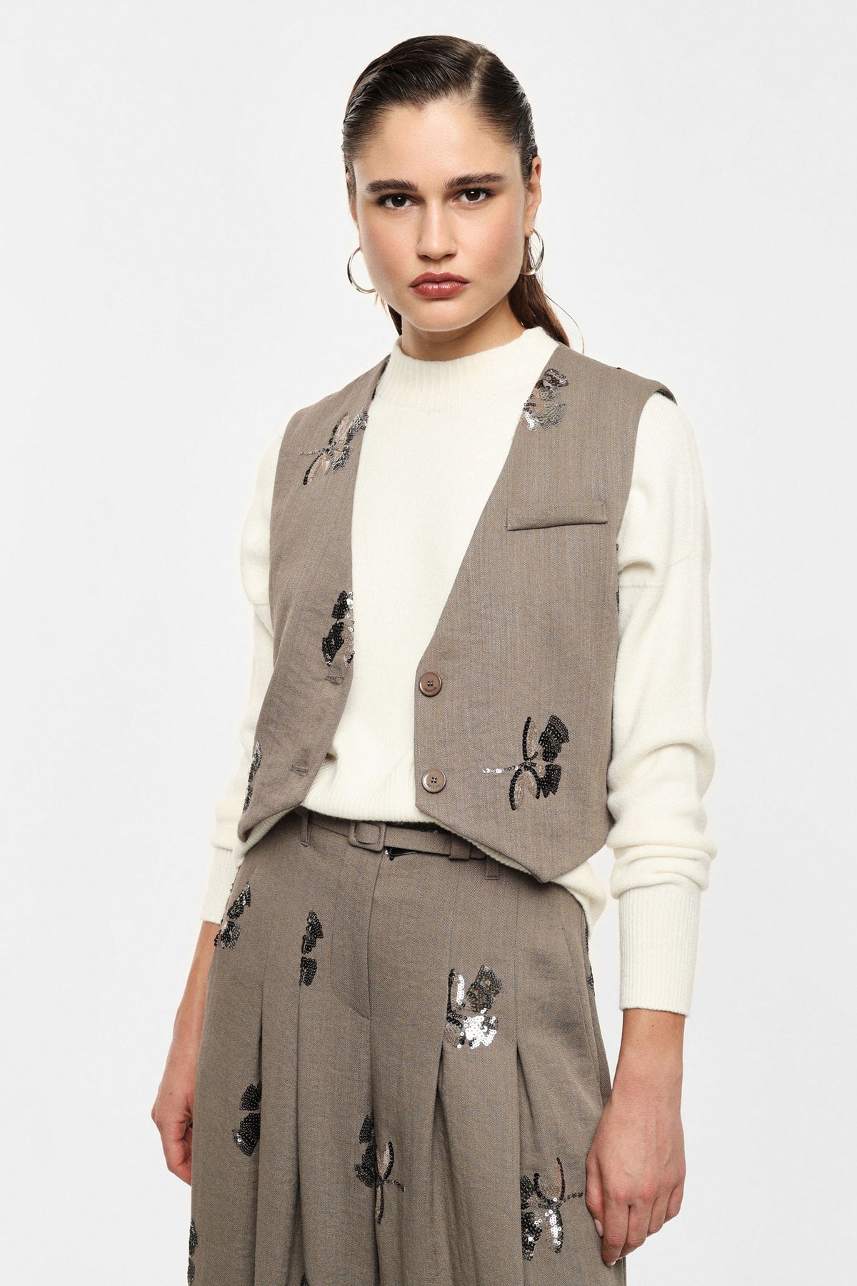 Gilet de tailleur court en piqué brodé de sequins kaki – Femme