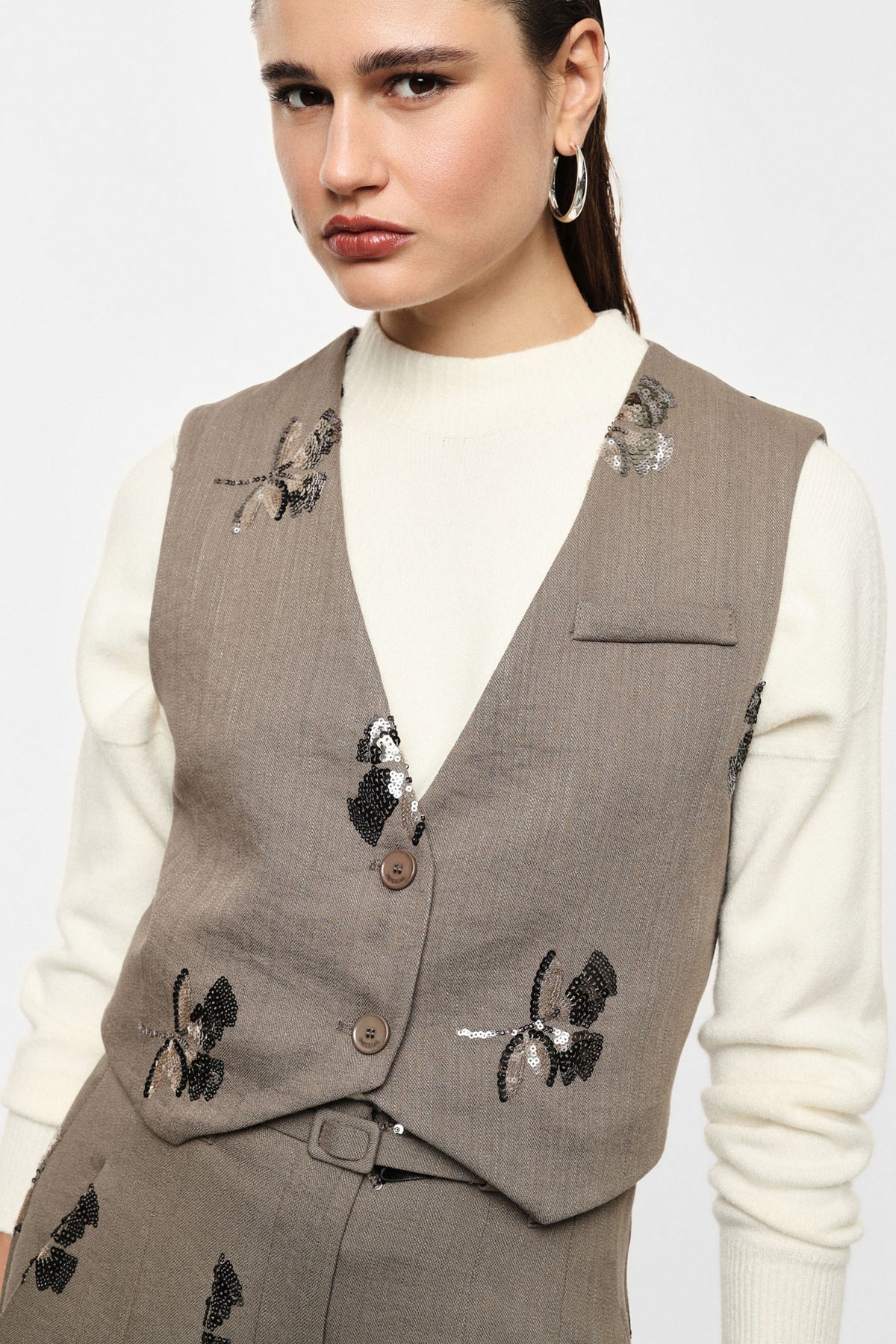 Gilet de tailleur court en piqué brodé de sequins kaki – Femme