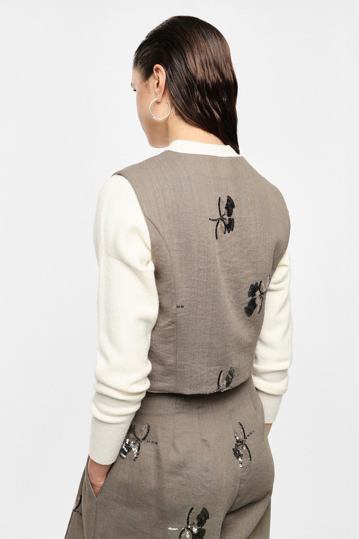 Gilet de tailleur court en piqué brodé de sequins kaki – Femme