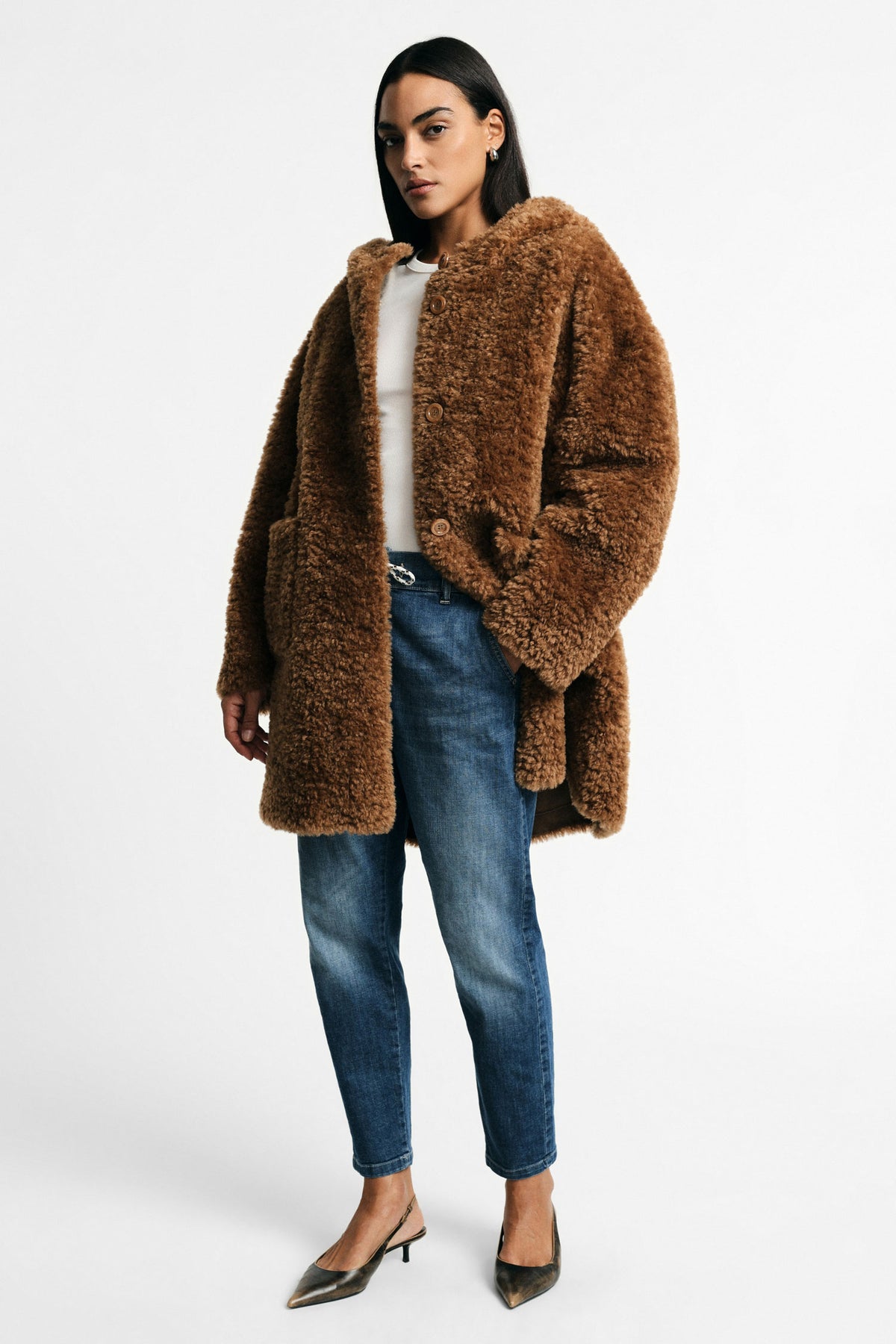 Manteau en fausse fourrure à capuche camel porté, face – Please