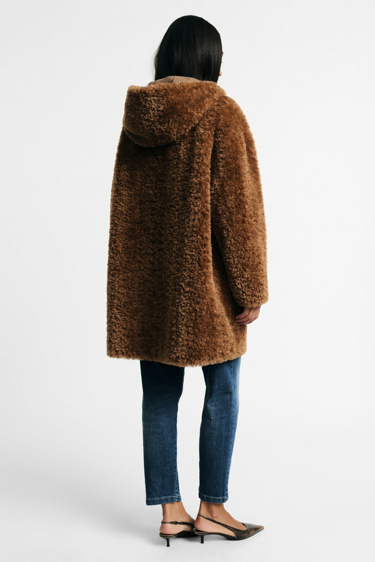Manteau en fausse fourrure à capuche camel porté, dos – Please