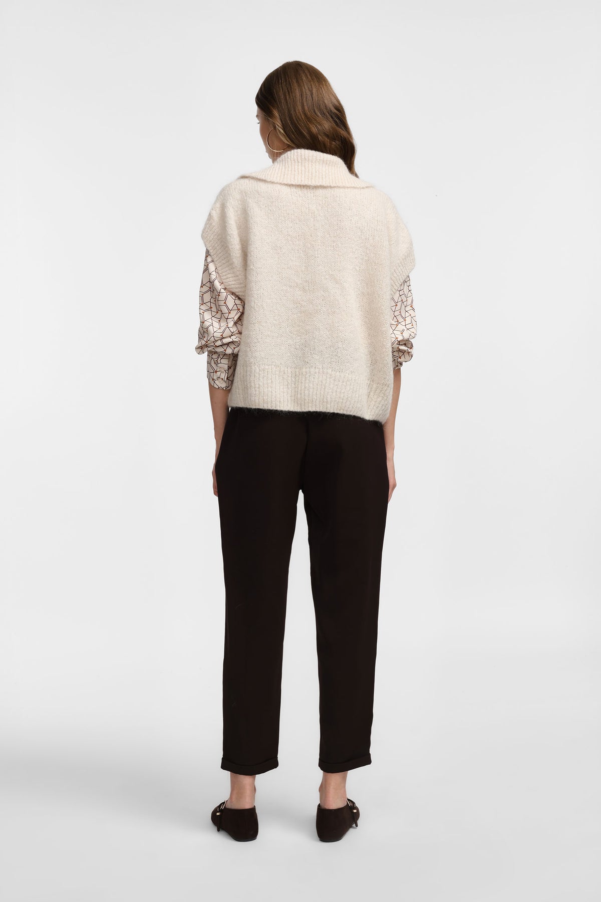 Pantalon fluide forme carotte en crêpe chocolat – Femme