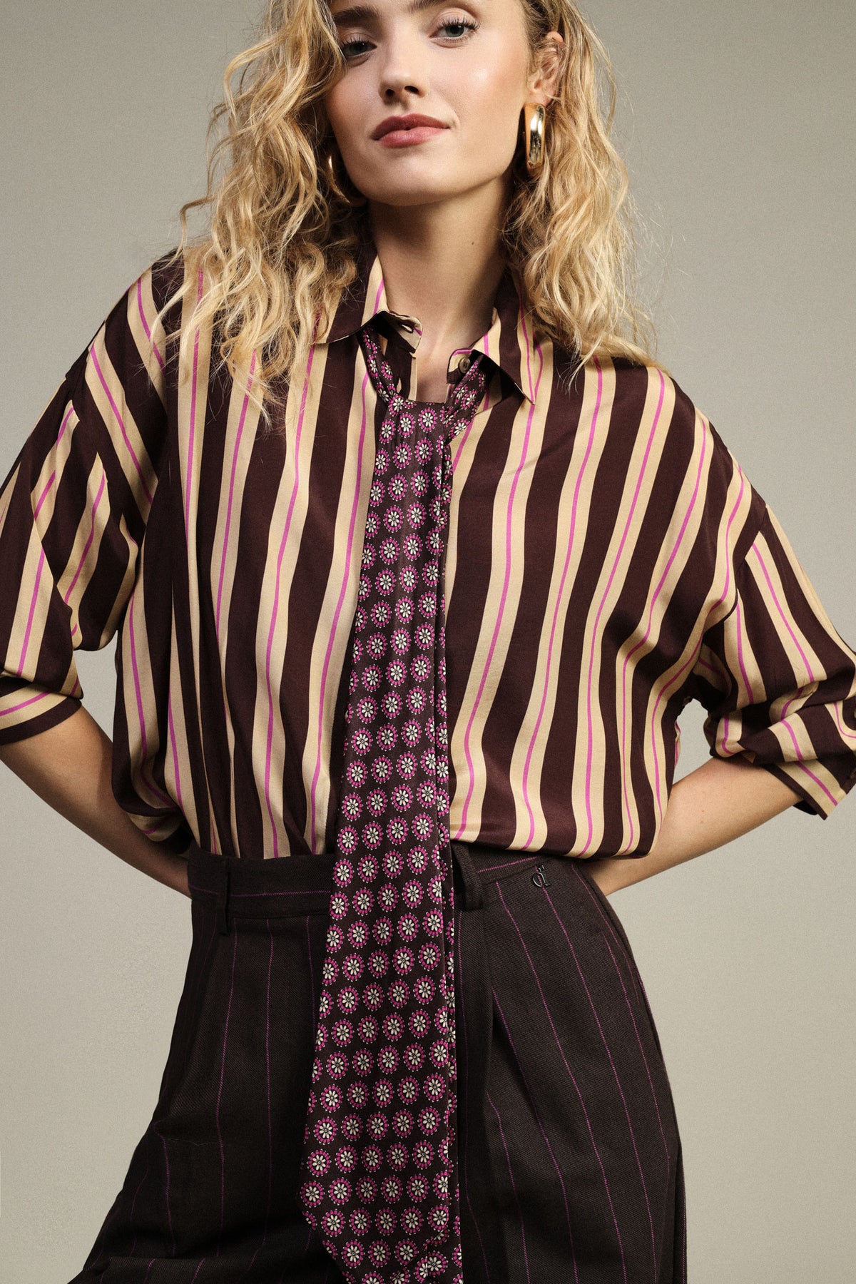 Chemise ample rayée à cravate imprimée chocolat Dixie, vue de profil