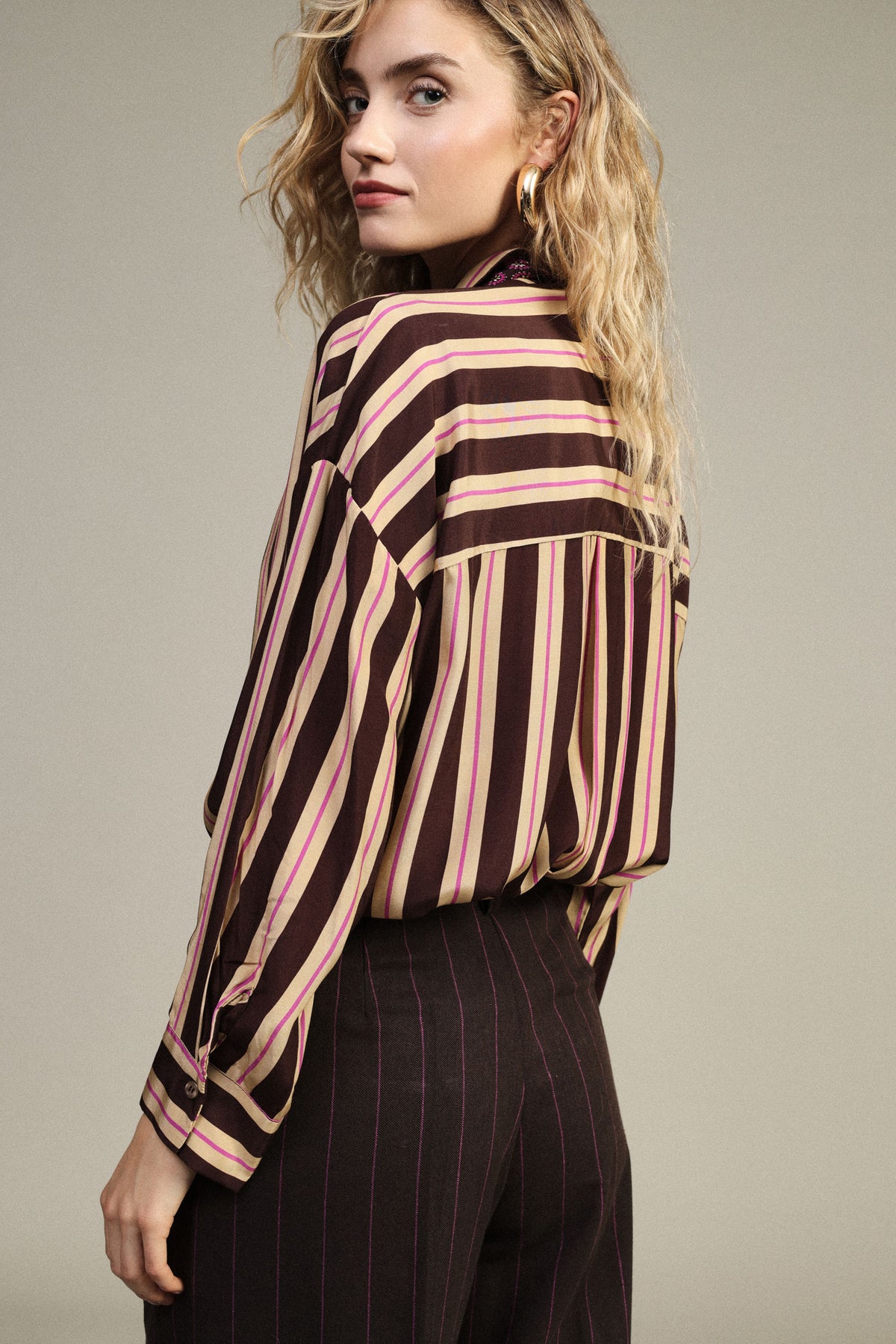 Chemise ample rayée à cravate imprimée chocolat Dixie, vue de dos