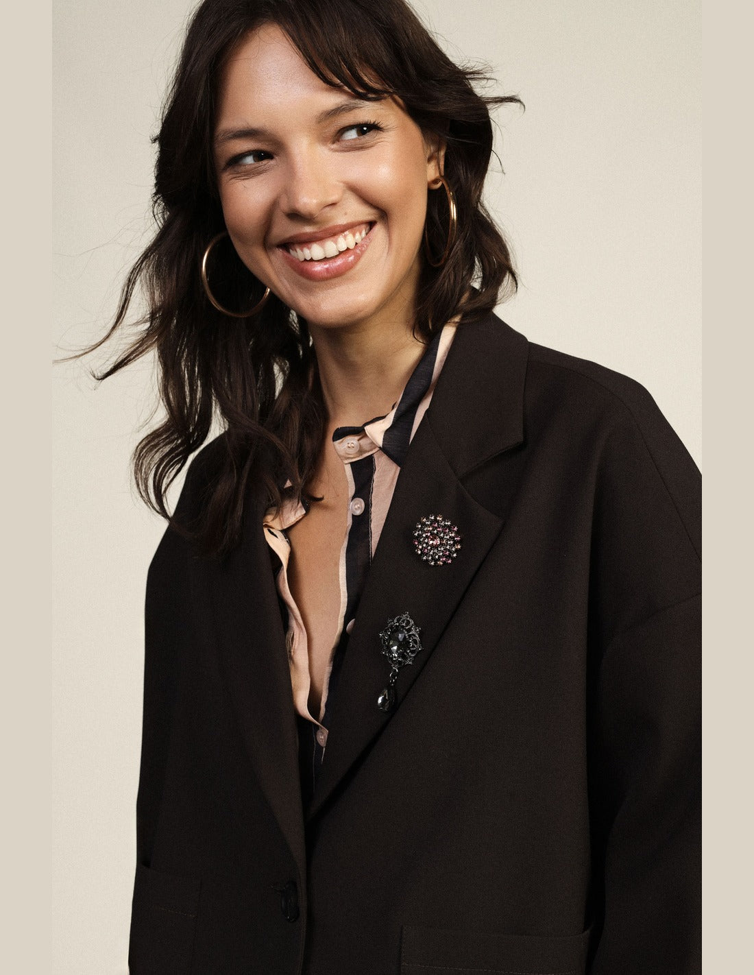 Blazer court boxy à broches décoratives chocolat porté, autre vue – Dixie Femme