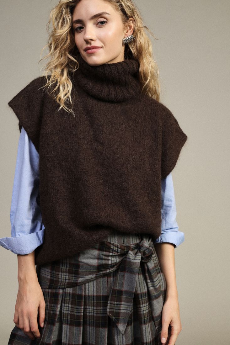 Pull sans manches col roule ample chocolat Dixie Femme vue portee de face