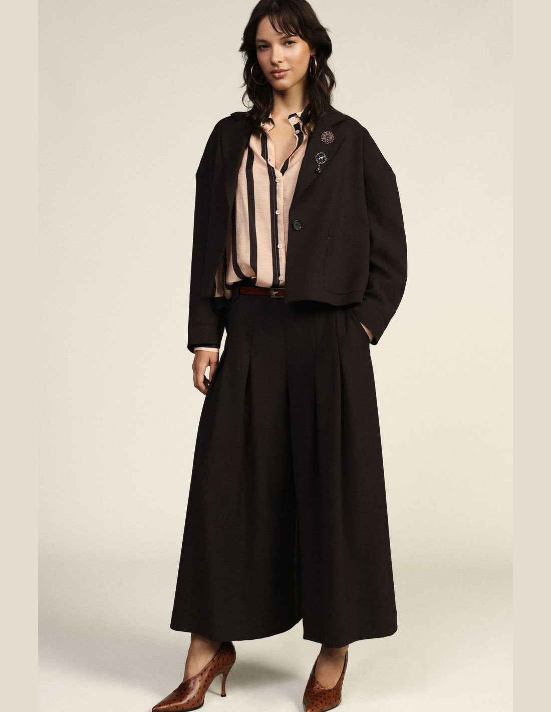 Jupe-culotte à plis creux taille haute chocolat portée – Dixie Femme