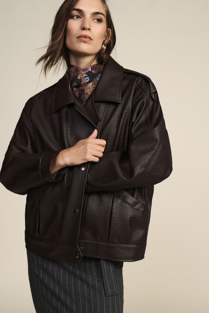 Manteau court a larges revers et poches avant chocolat Dixie Femme vue portee de face