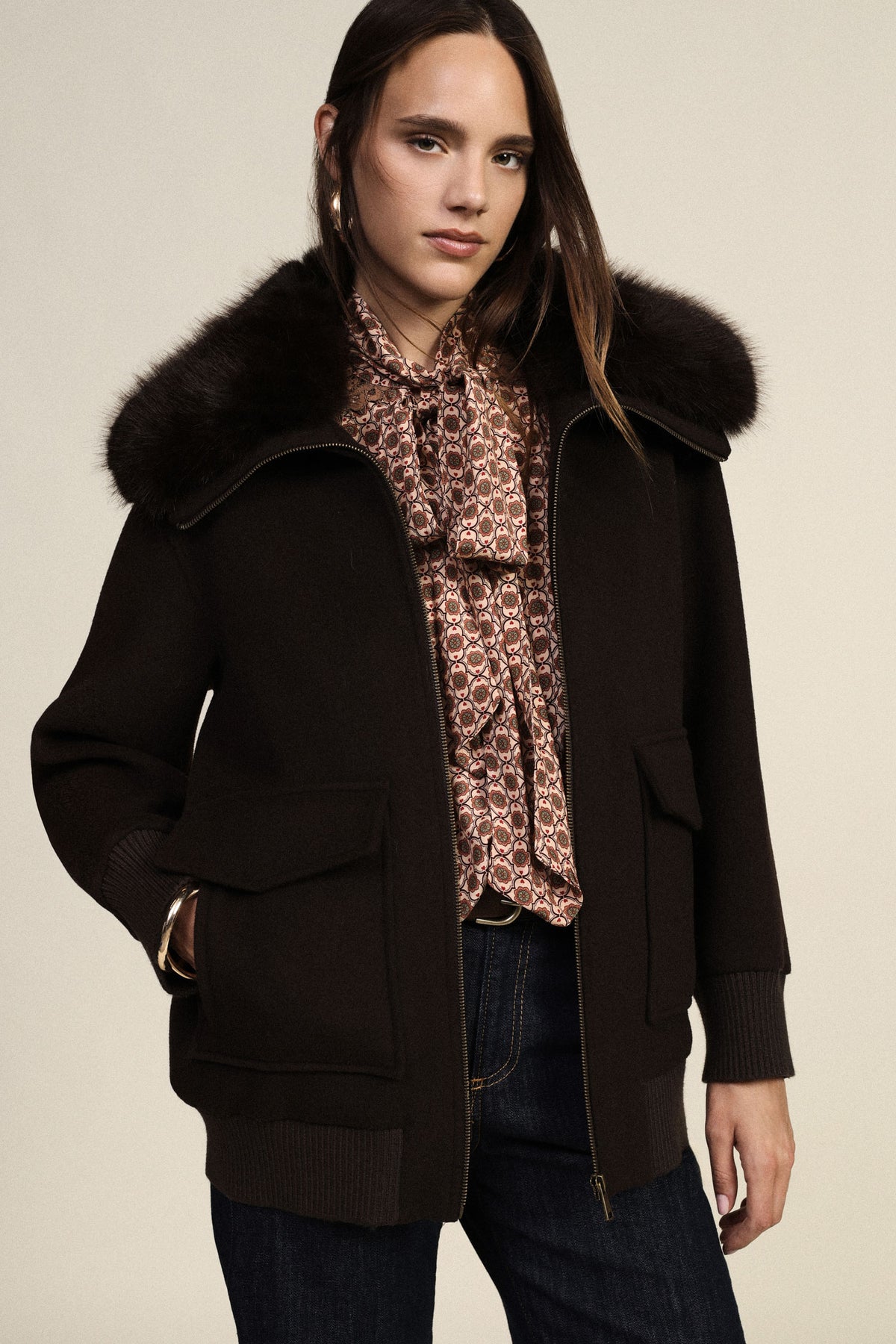 Blouson en lainage chocolat Dixie porté de face
