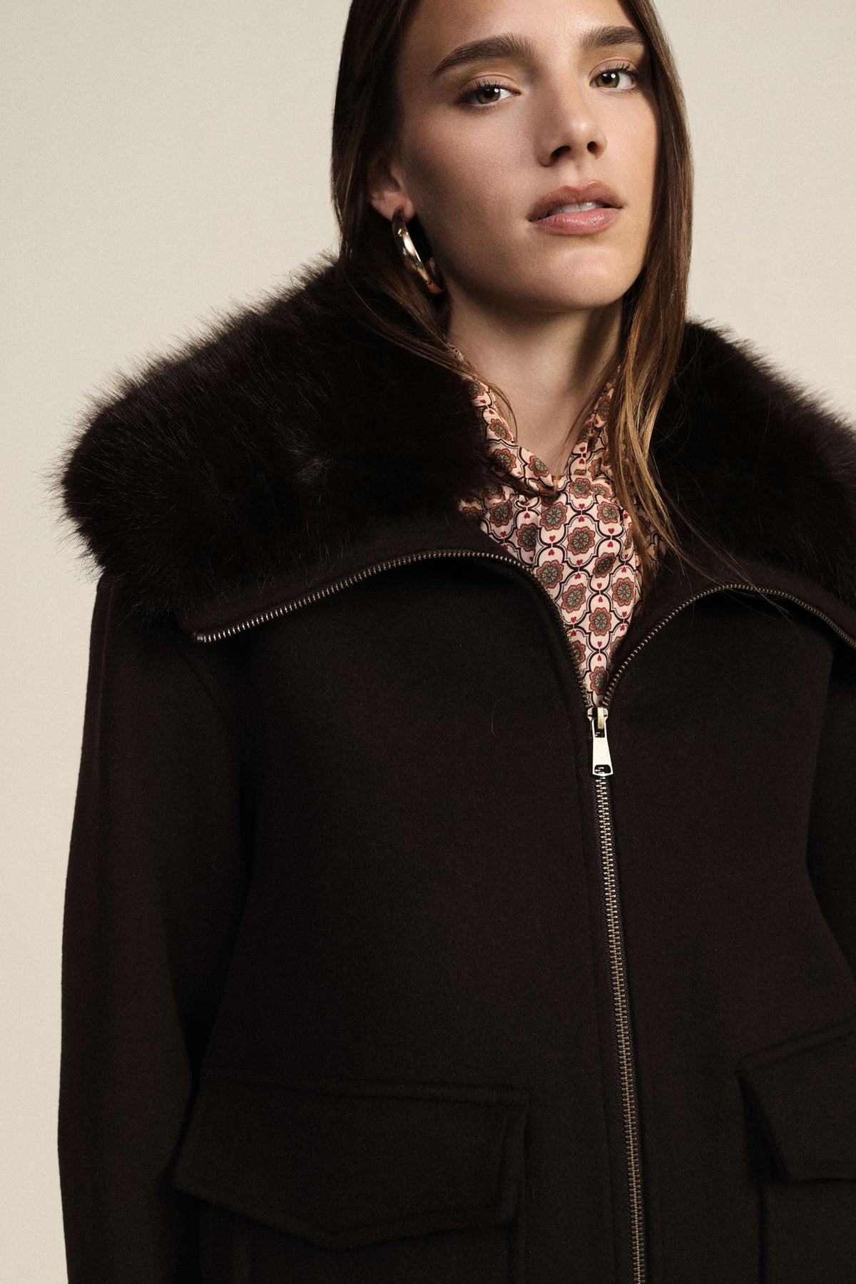 Blouson en lainage chocolat Dixie porté de profil