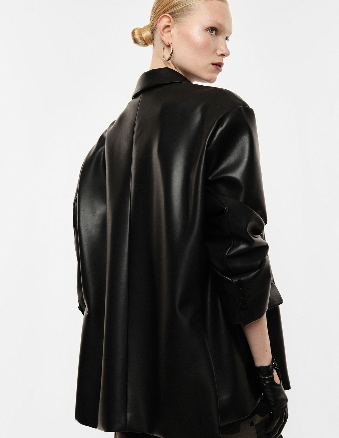 Blazer oversize effet cuir noir porté de dos – Imperial
