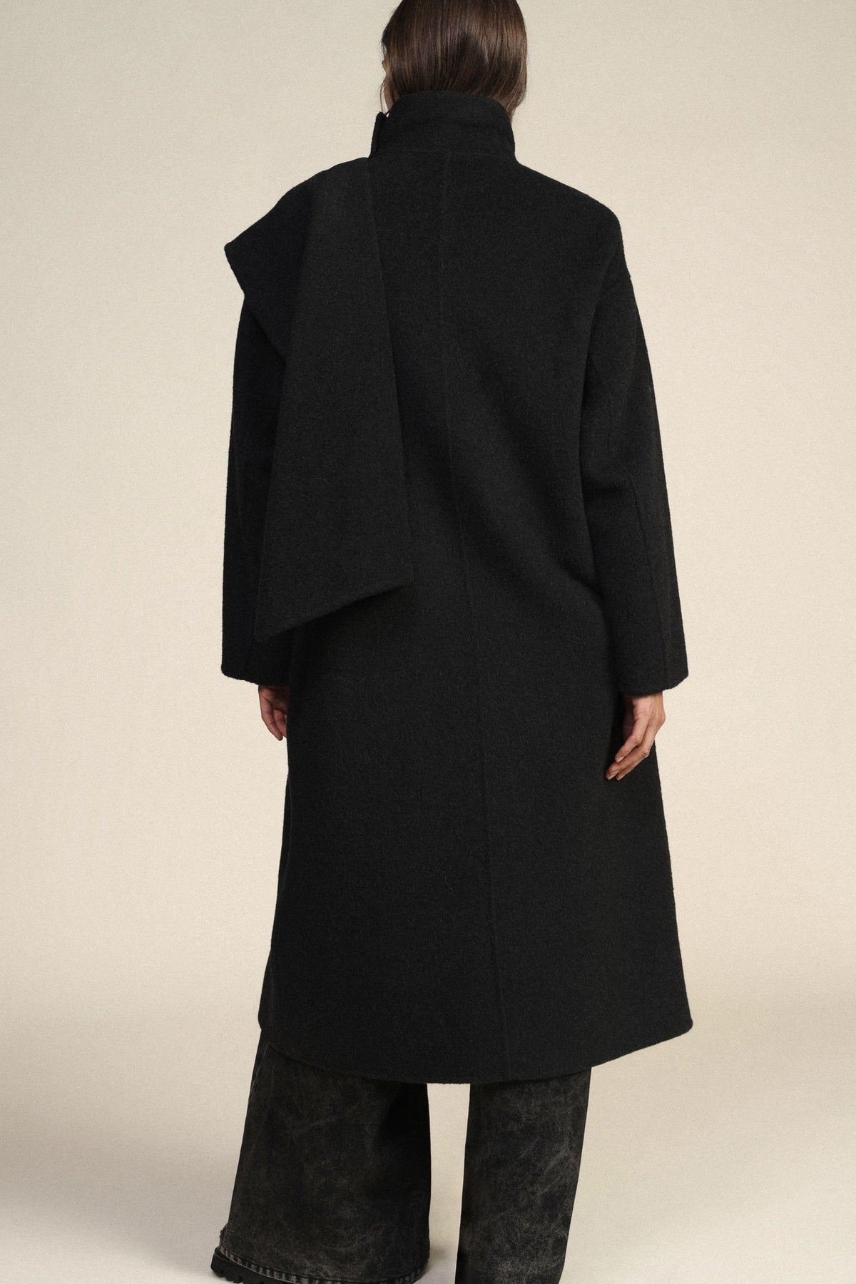 Manteau long croisé col montant boutonné à l'épaule noir Dixie, détail porté