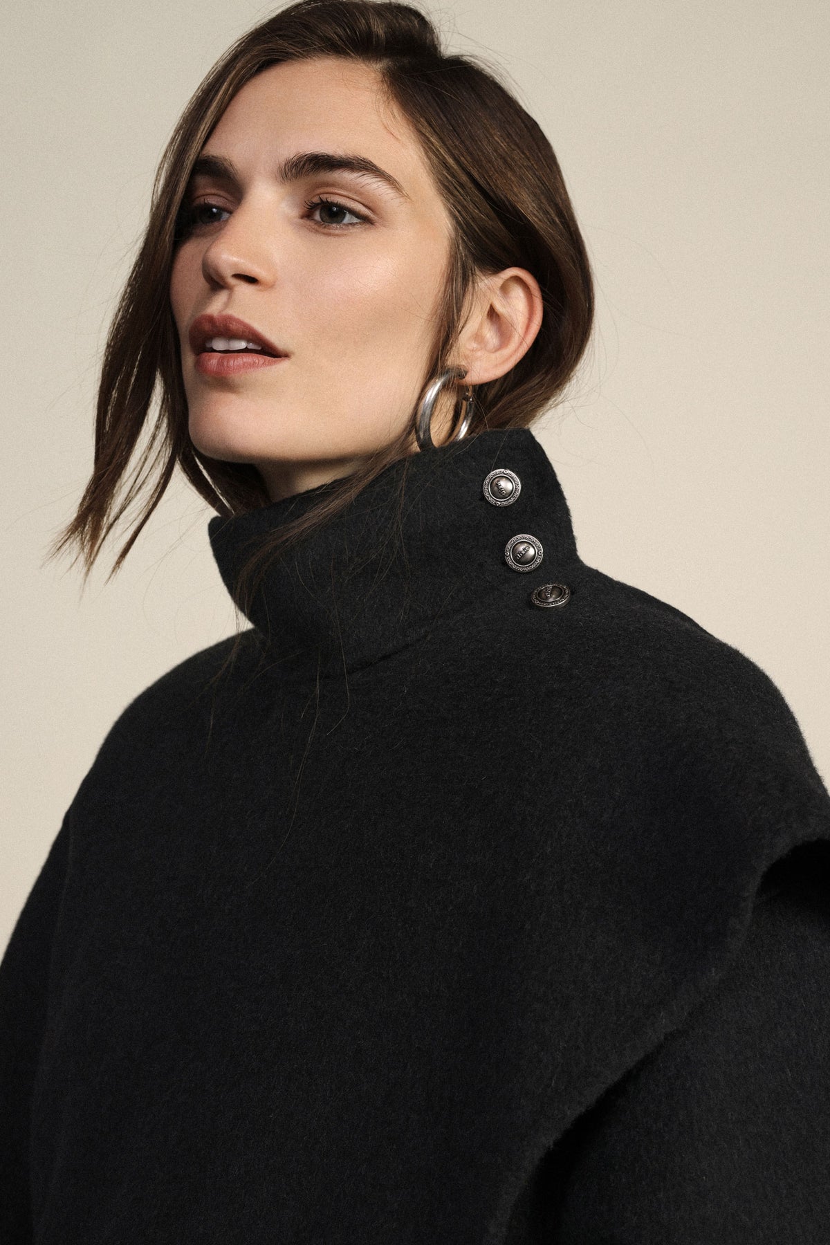 Manteau long croisé col montant boutonné à l'épaule noir Dixie, vue de profil