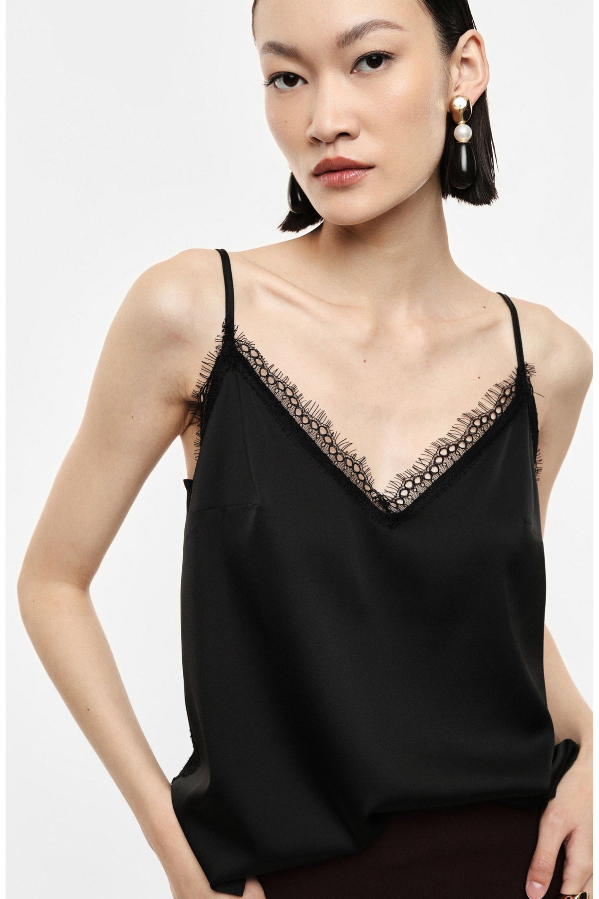 Caraco en satin bordé de dentelle noir – Femme