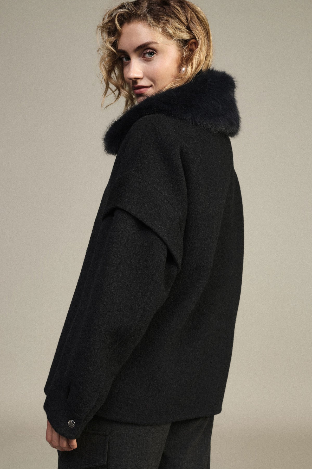 Manteau court zippé en lainage col fausse fourrure noir – Femme