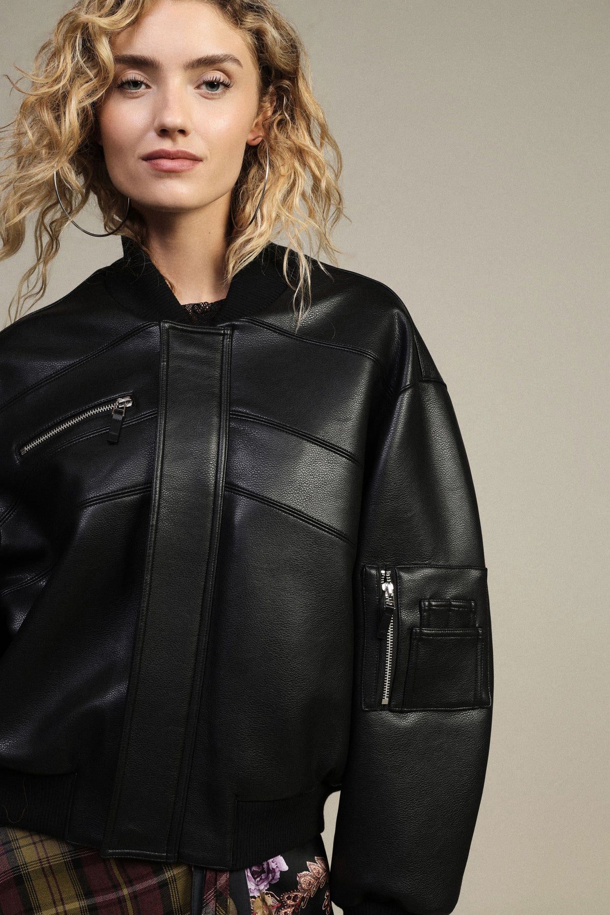 Bomber en éco-cuir noir Dixie porté de profil