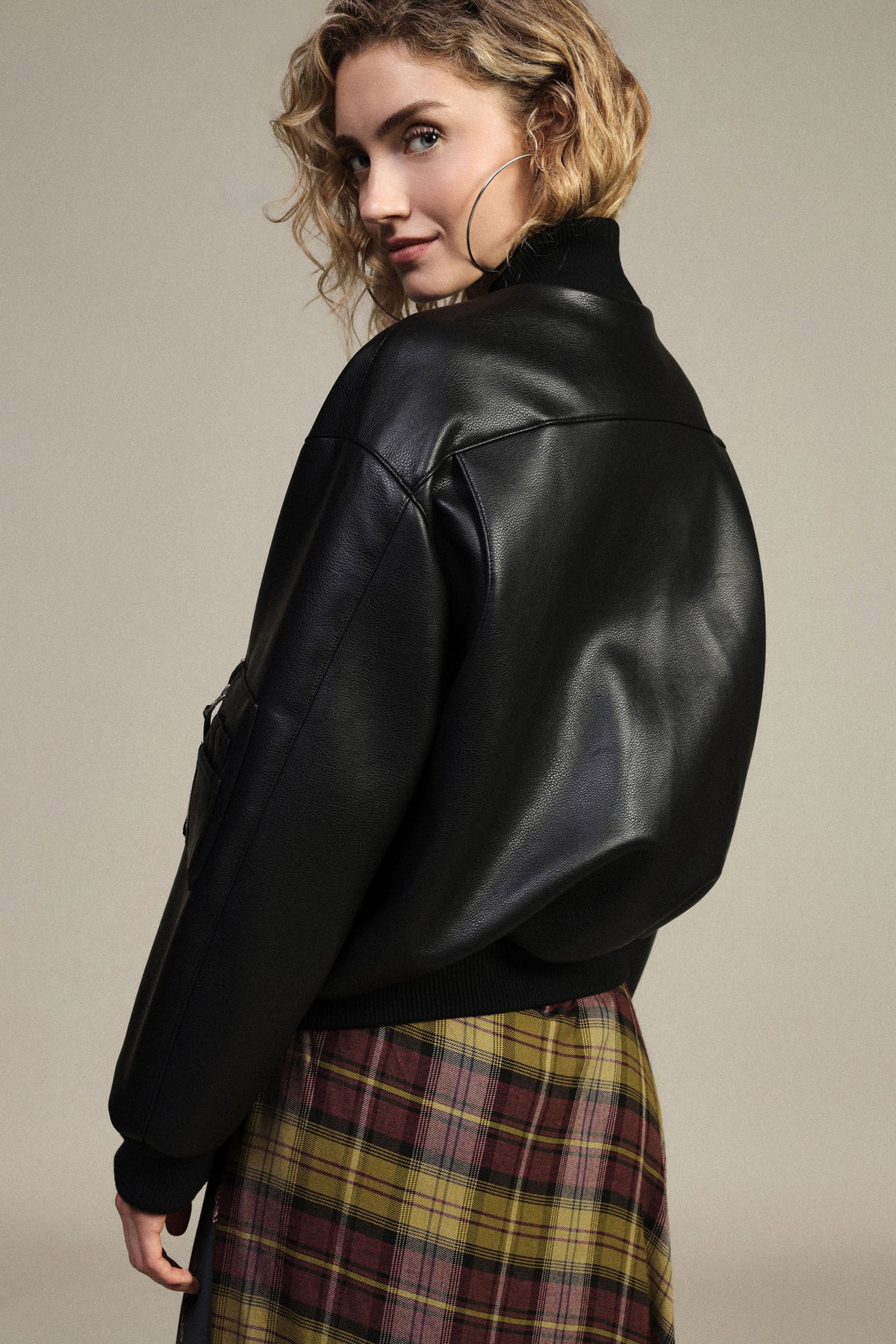 Bomber en éco-cuir noir Dixie porté de dos