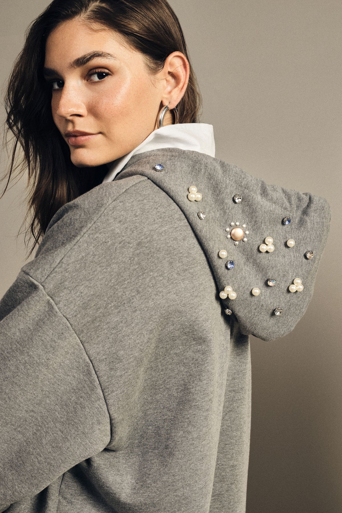 Sweat à capuche perlé oversize gris moyen – Dixie